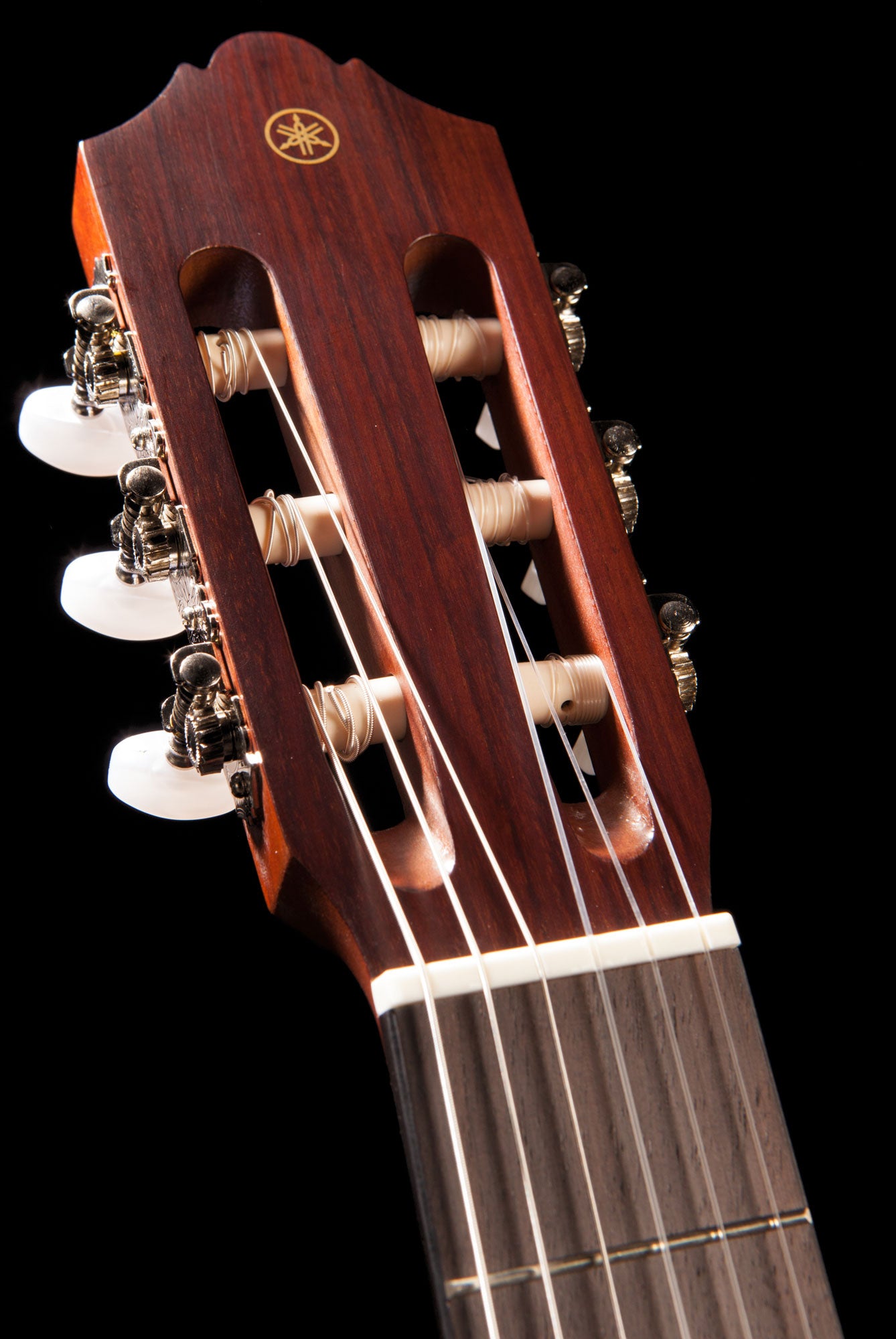 Guitarra clásica Yamaha CG122MC tapa sólida cedro mate detalle en atril | Armonía Musical México