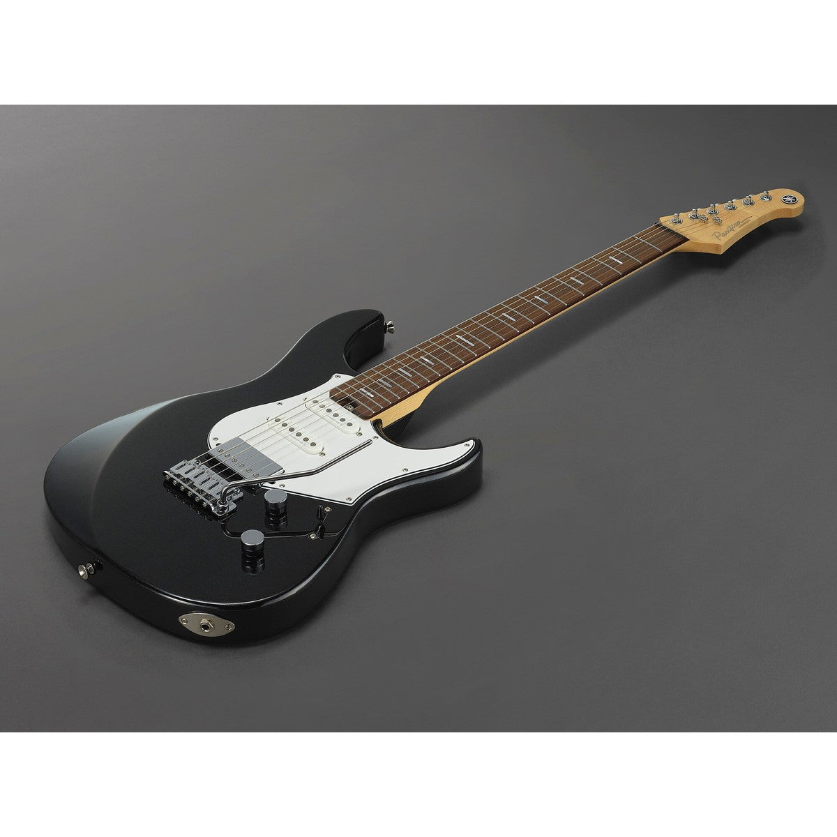 Guitarra eléctrica Yamaha PACP12 Pacifica Professional Black Metallic vista completa en ángulo | Armonía Musical México