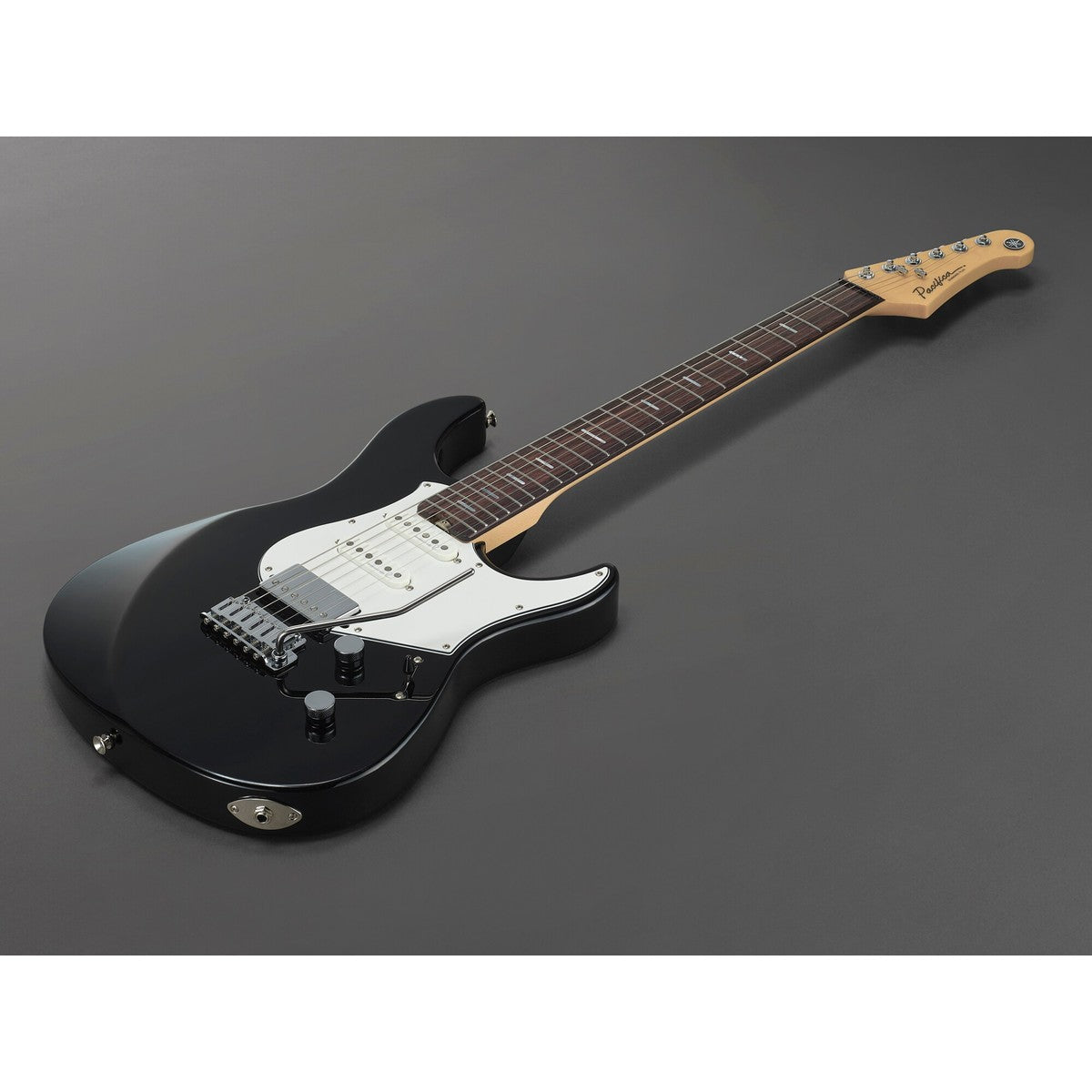 Guitarra eléctrica Yamaha PACS+12 Pacifica Standard Plus negro vista completa en ángulo | Armonía Musical México