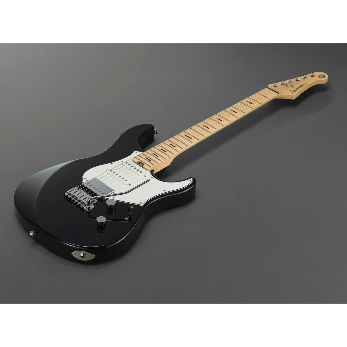 Guitarra eléctrica Yamaha PACS+12M Pacifica Standard Plus maple negro vista completa en ángulo | Armonía Musical México
