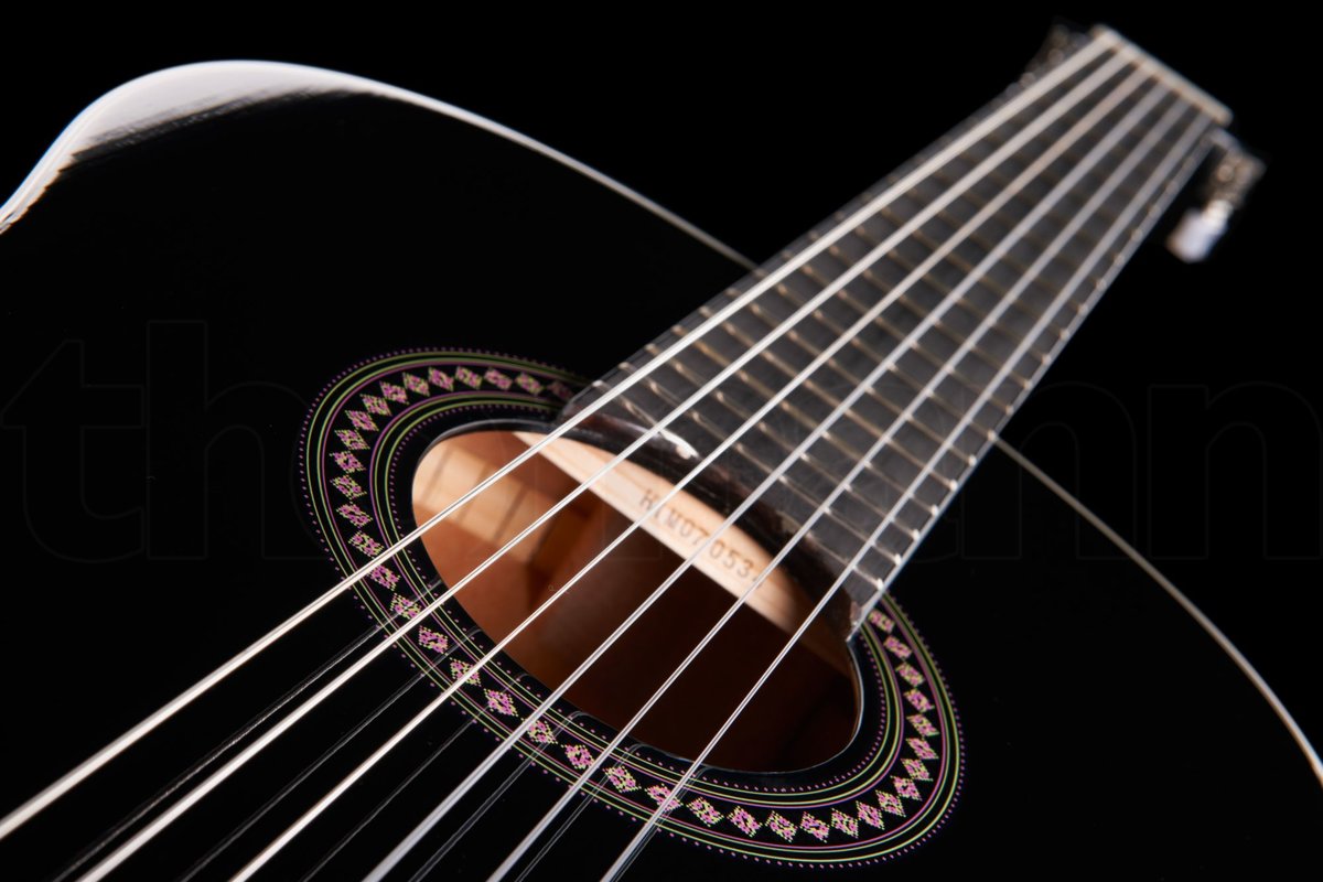 Guitarra clásica Yamaha CG142S tapa sólida abeto negro detalle boca y roseta | Armonía Musical México