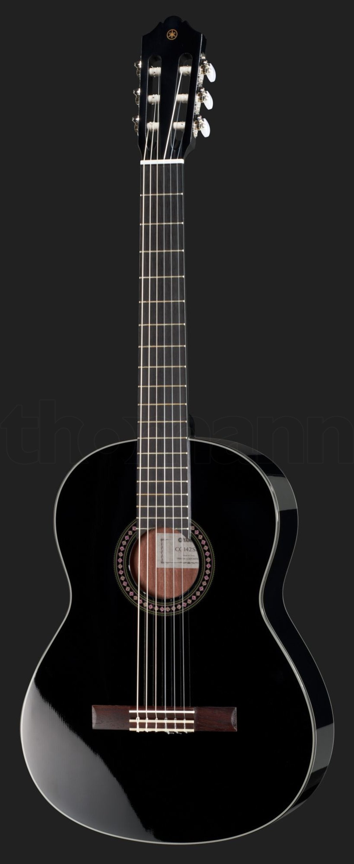 Guitarra clásica Yamaha CG142S tapa sólida abeto negro vista frontal | Armonía Musical México