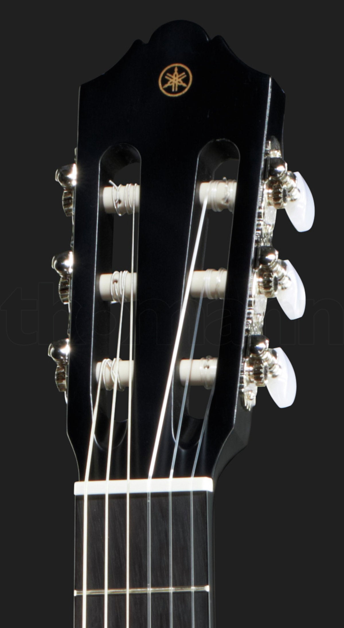 Guitarra clásica Yamaha CG142S tapa sólida abeto negro detalle clavijero | Armonía Musical México