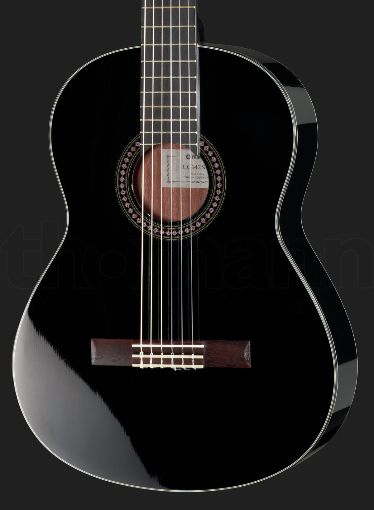 Guitarra clásica Yamaha CG142S tapa sólida abeto negro detalle cuerpo angular | Armonía Musical México