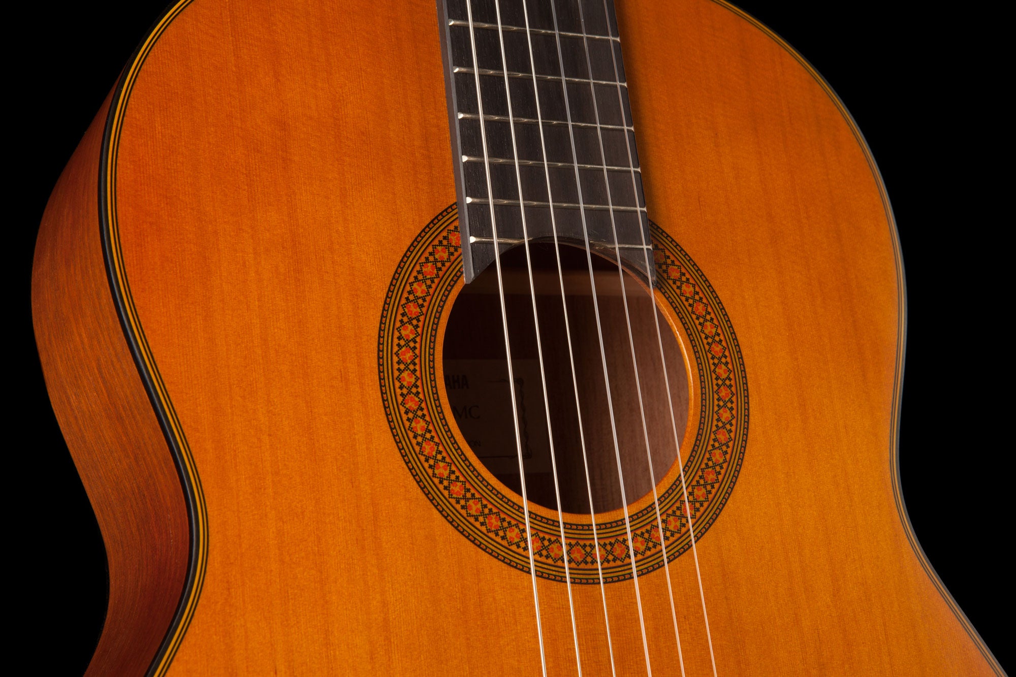 Guitarra clásica Yamaha CG122MC tapa sólida cedro mate vista ambiente | Armonía Musical México