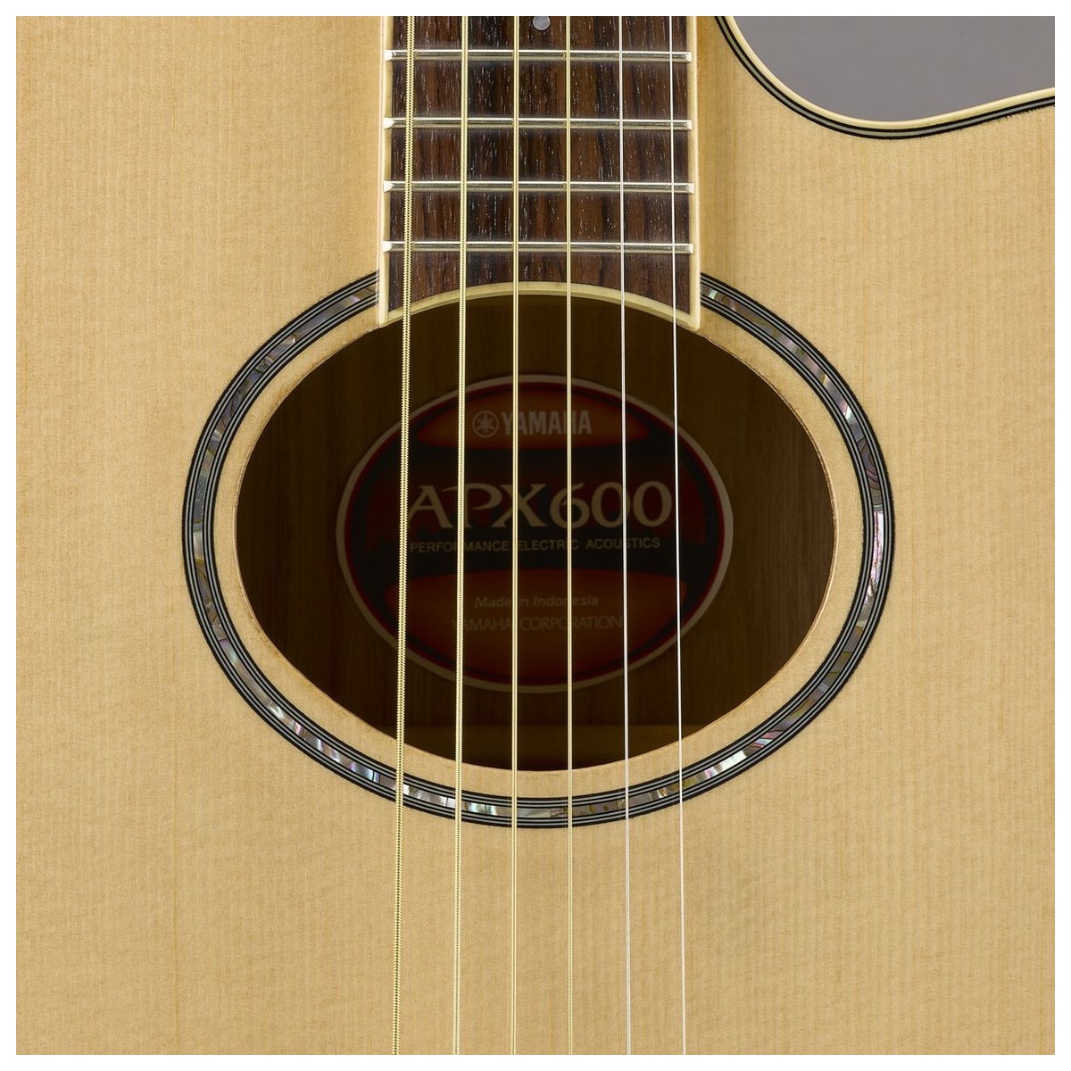 Guitarra electroacústica Yamaha APX600 Natural vista en ángulo | Armonía Musical México