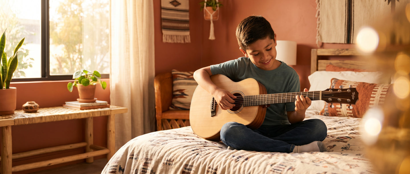 Niño tocando guitarra acústica — Armonía Musical