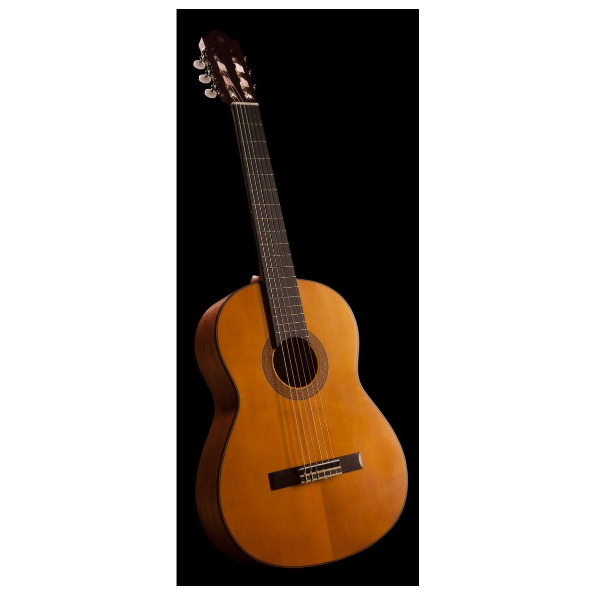 Guitarra clásica Yamaha CG122M Abeto vista en ángulo | Armonía Musical México