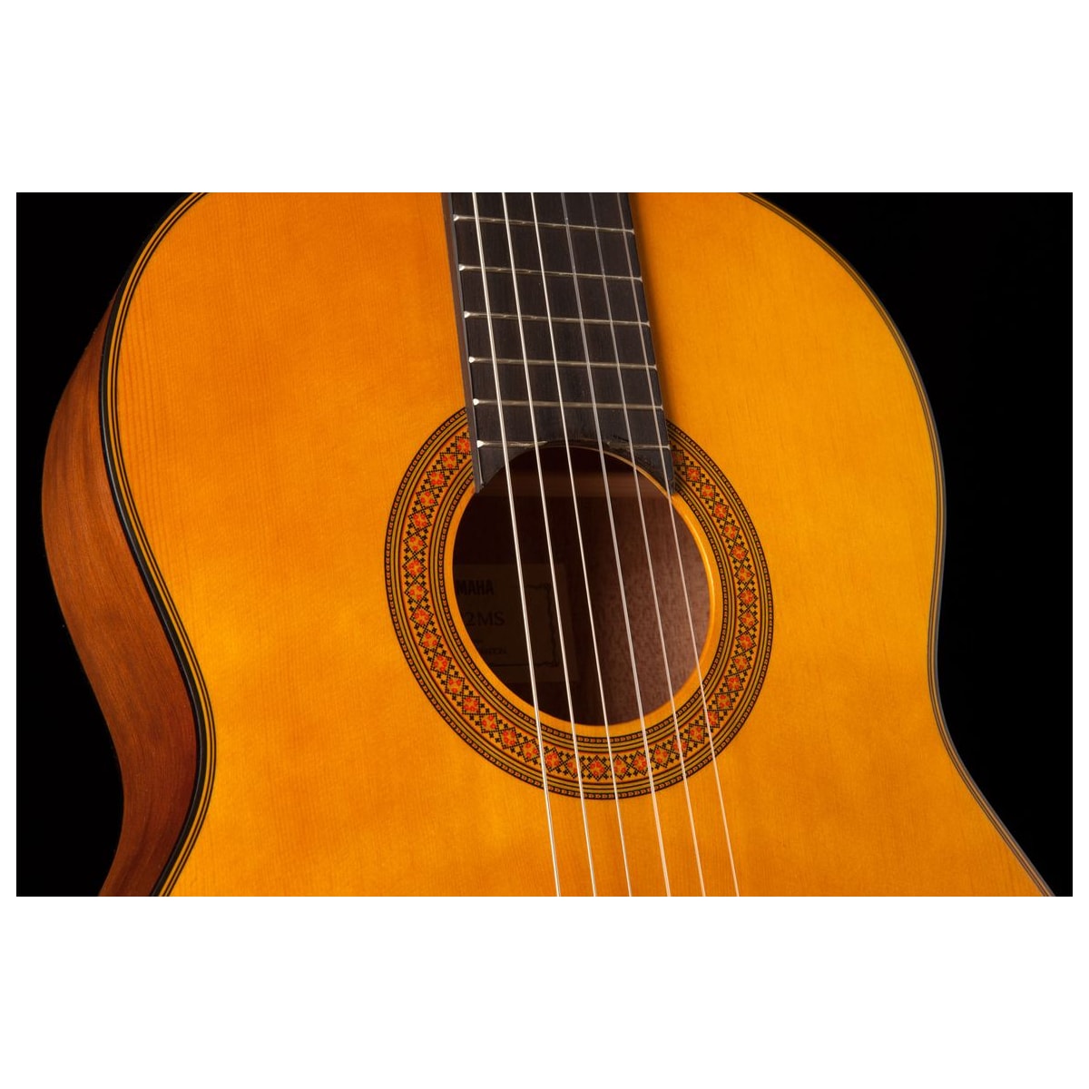Guitarra clásica Yamaha CG122M Abeto detalle cuerpo y boca | Armonía Musical México