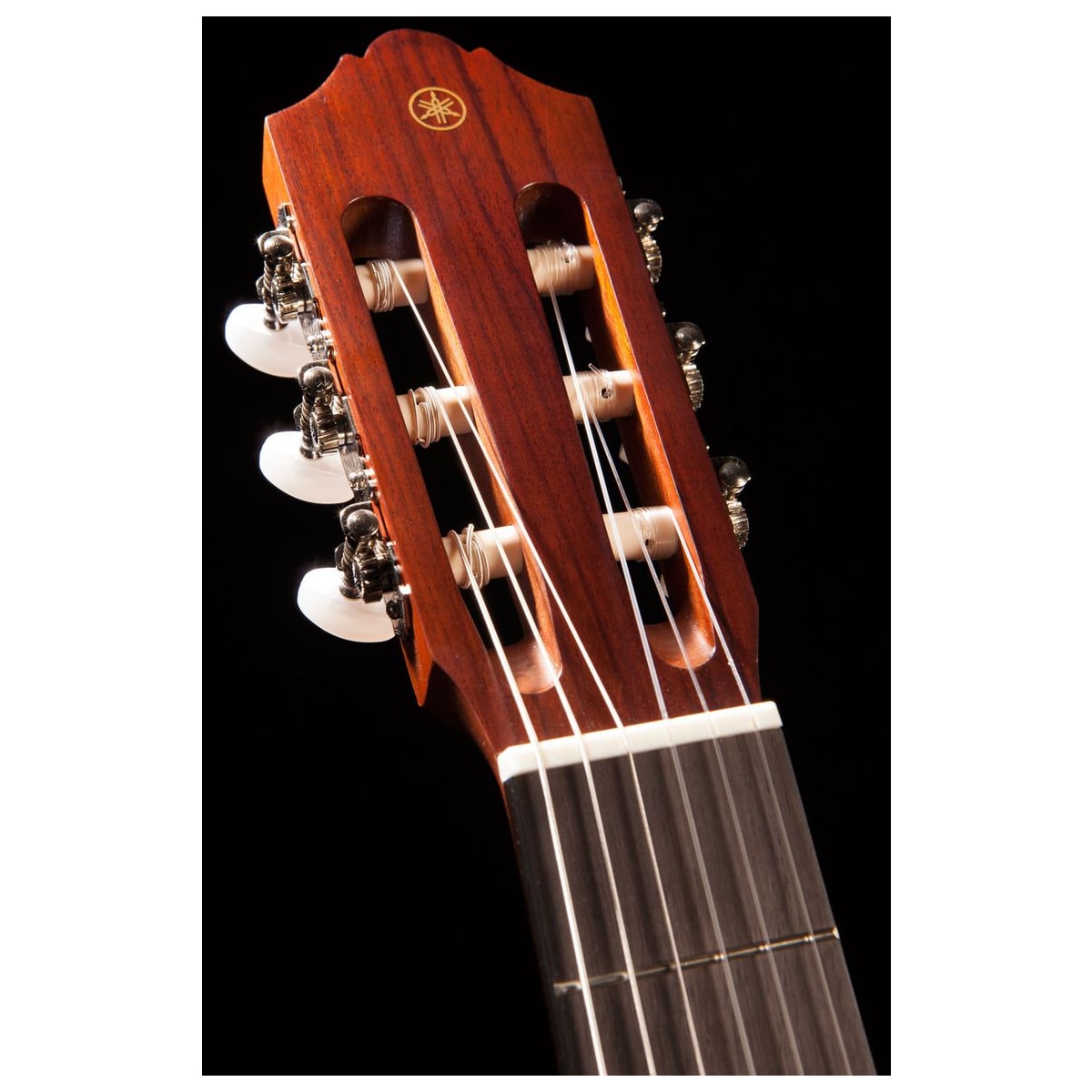 Guitarra clásica Yamaha CG122M Abeto detalle clavijero | Armonía Musical México