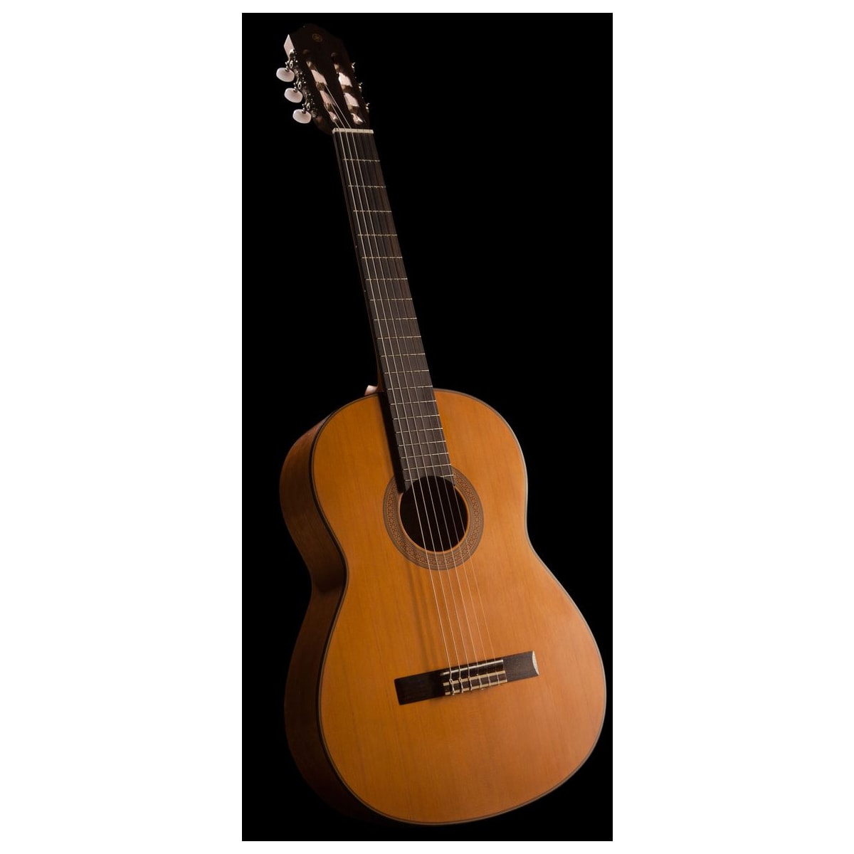 Guitarra clásica Yamaha CG122M Cedro vista en ángulo | Armonía Musical México