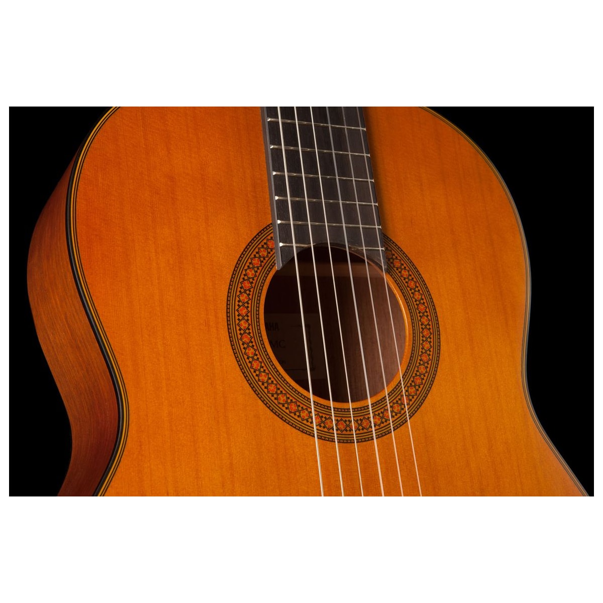 Guitarra clásica Yamaha CG122M Cedro detalle cuerpo y boca | Armonía Musical México