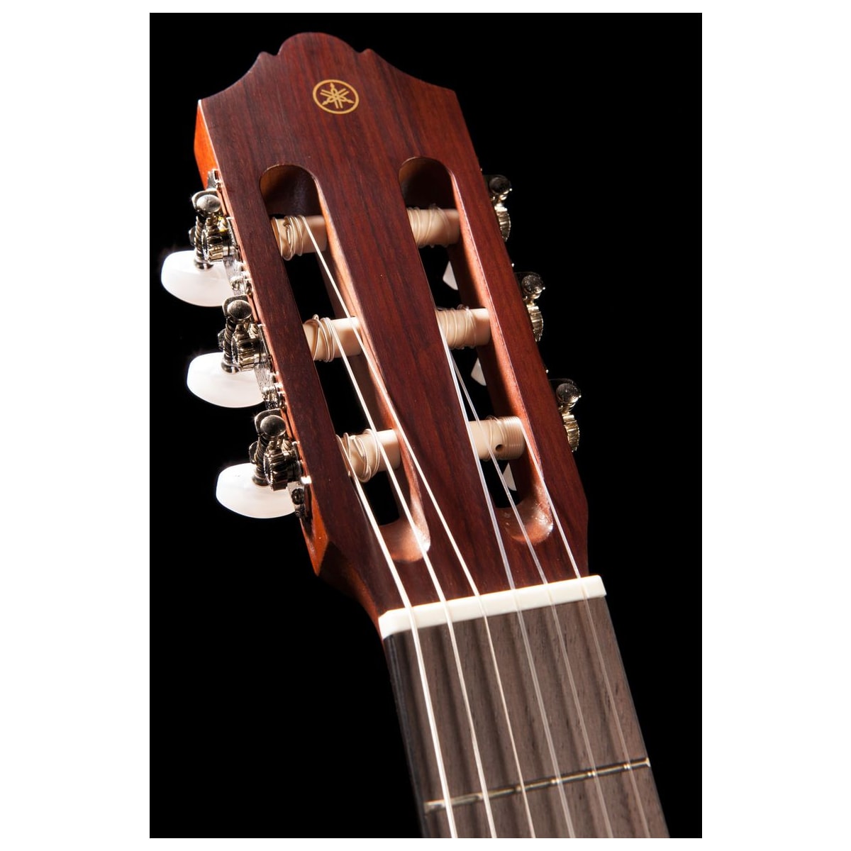 Guitarra clásica Yamaha CG122M Cedro detalle clavijero | Armonía Musical México