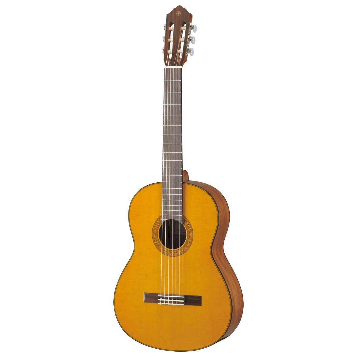 Guitarra clásica Yamaha CG142 Cedro vista en ángulo | Armonía Musical México