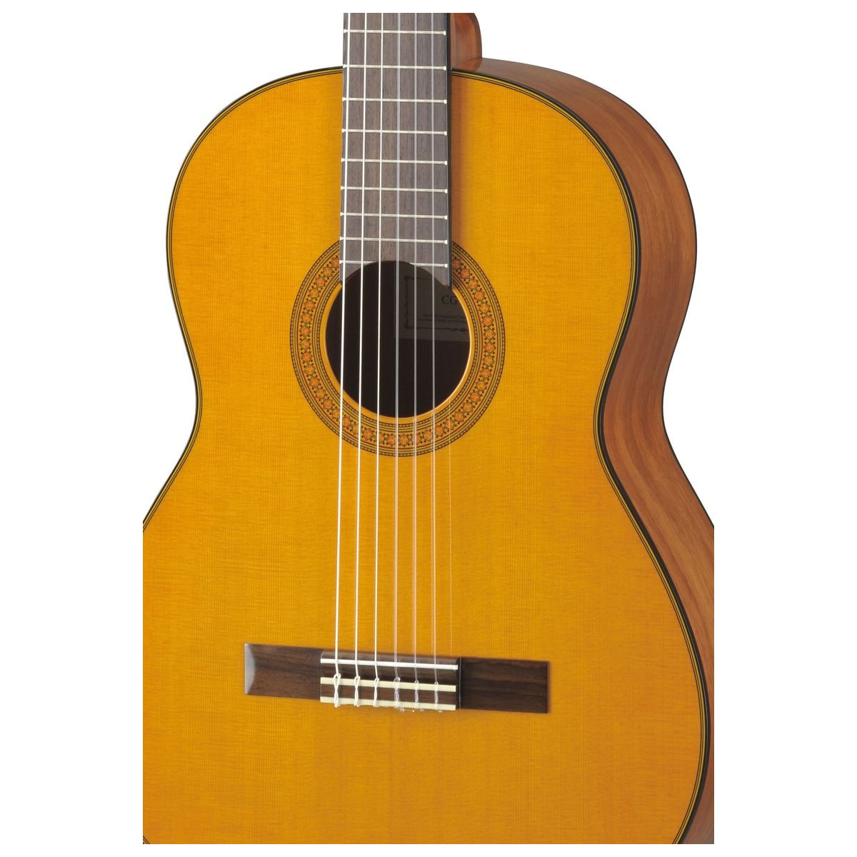 Guitarra clásica Yamaha CG142 Cedro detalle cuerpo y boca | Armonía Musical México