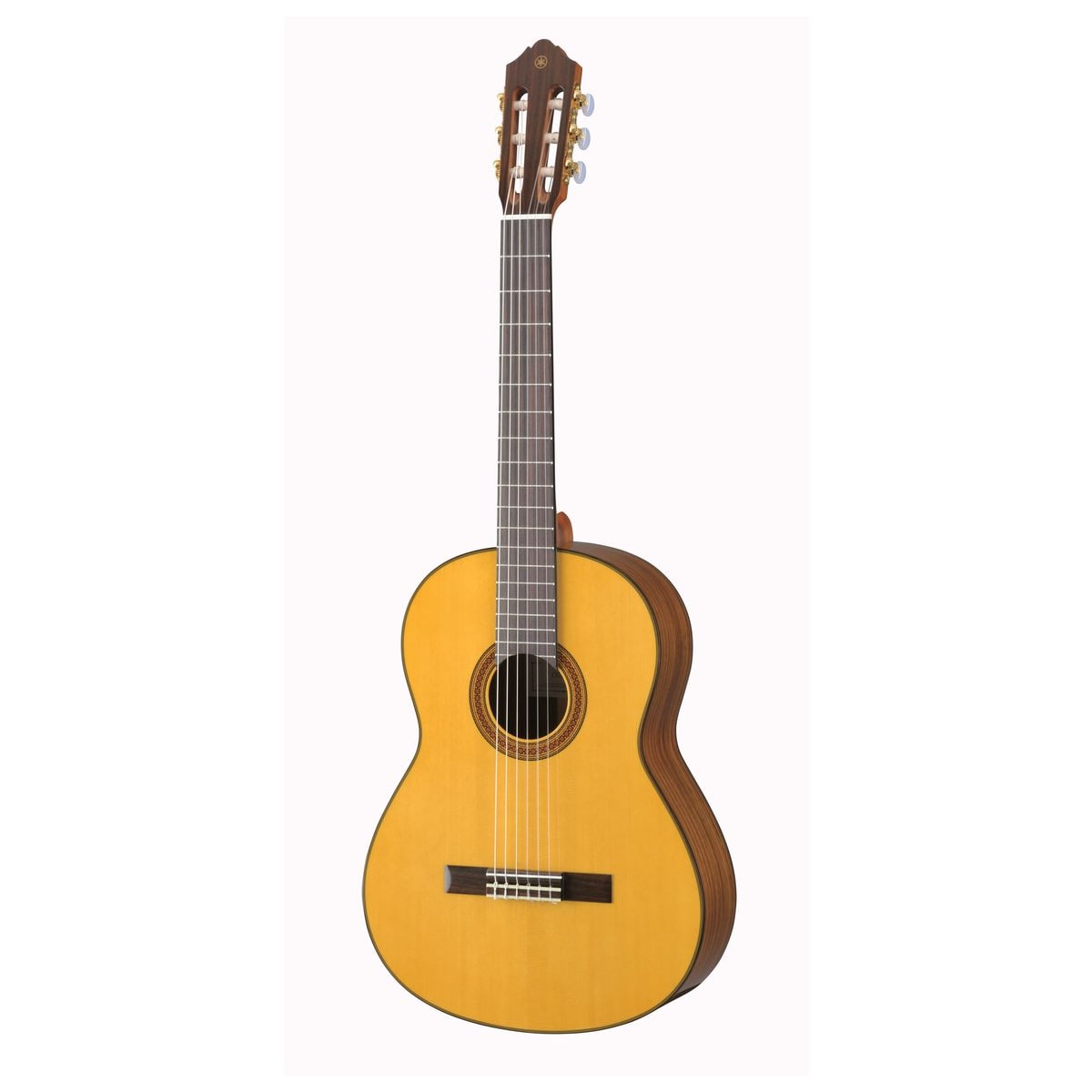 Guitarra clásica Yamaha CG162 Abeto vista en ángulo | Armonía Musical México