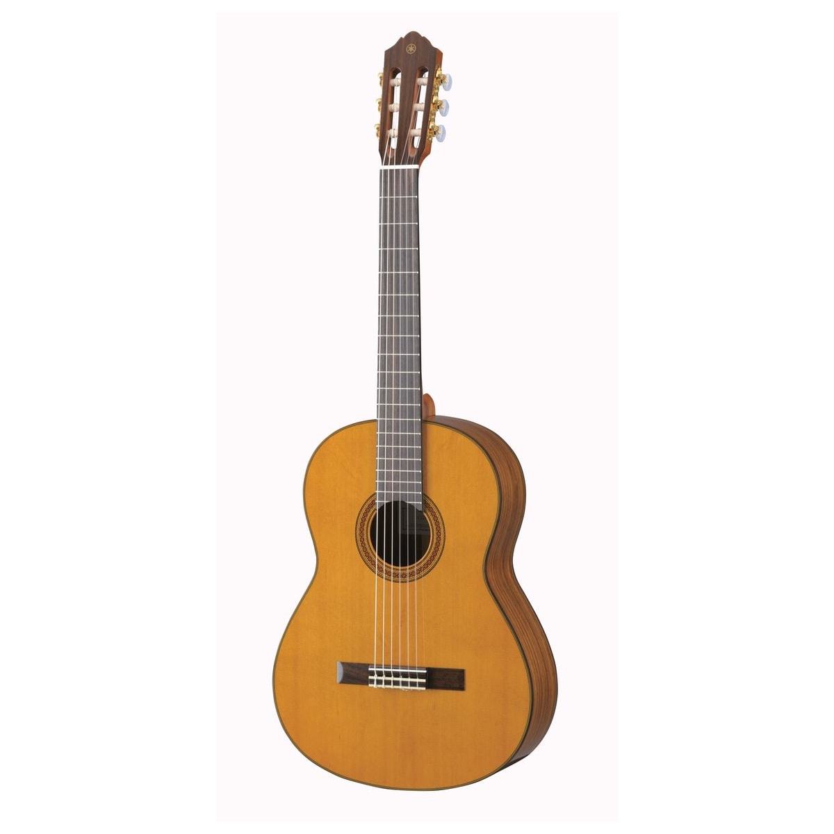 Guitarra clásica Yamaha CG162 Cedro vista en ángulo | Armonía Musical México
