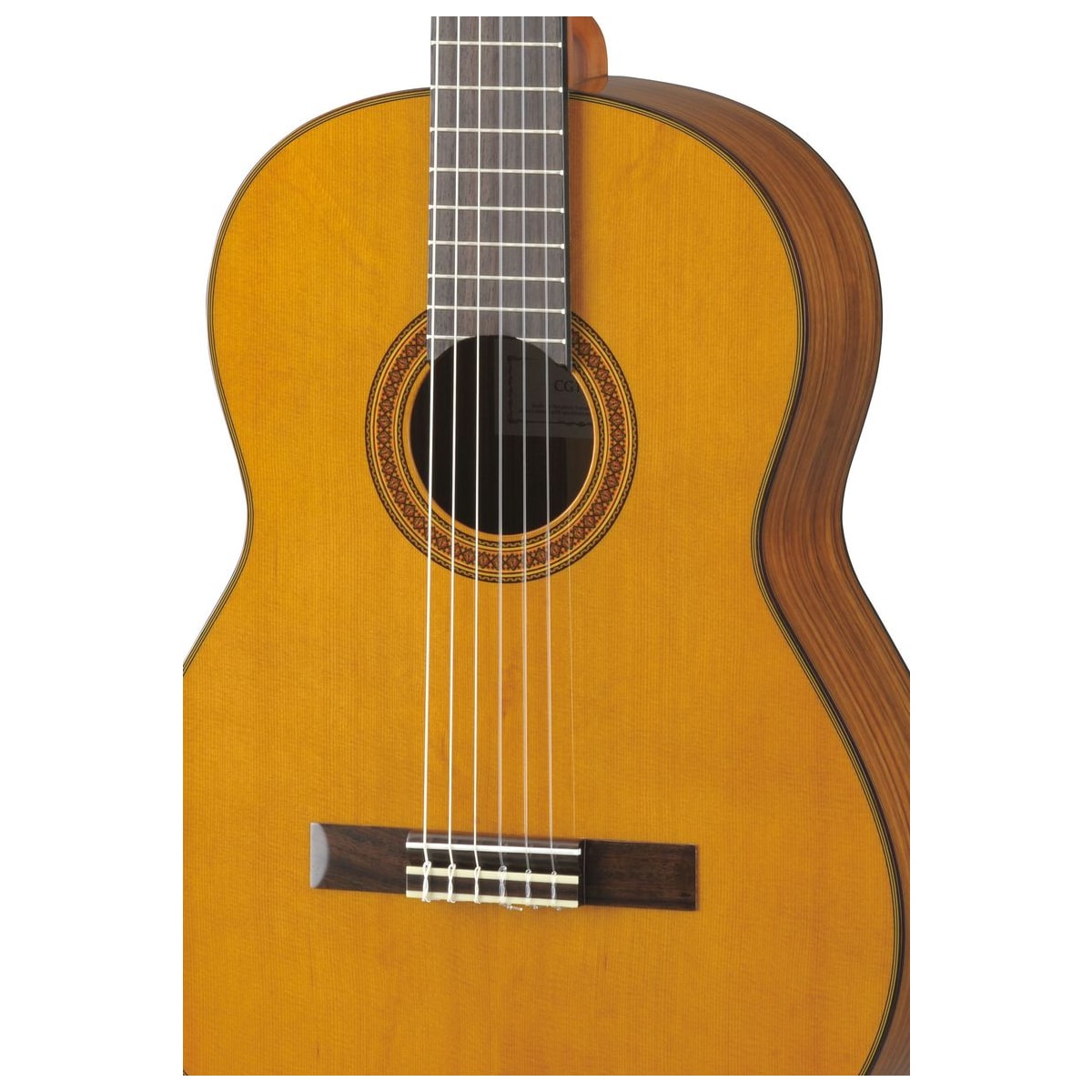 Guitarra clásica Yamaha CG162 Cedro detalle cuerpo y boca | Armonía Musical México