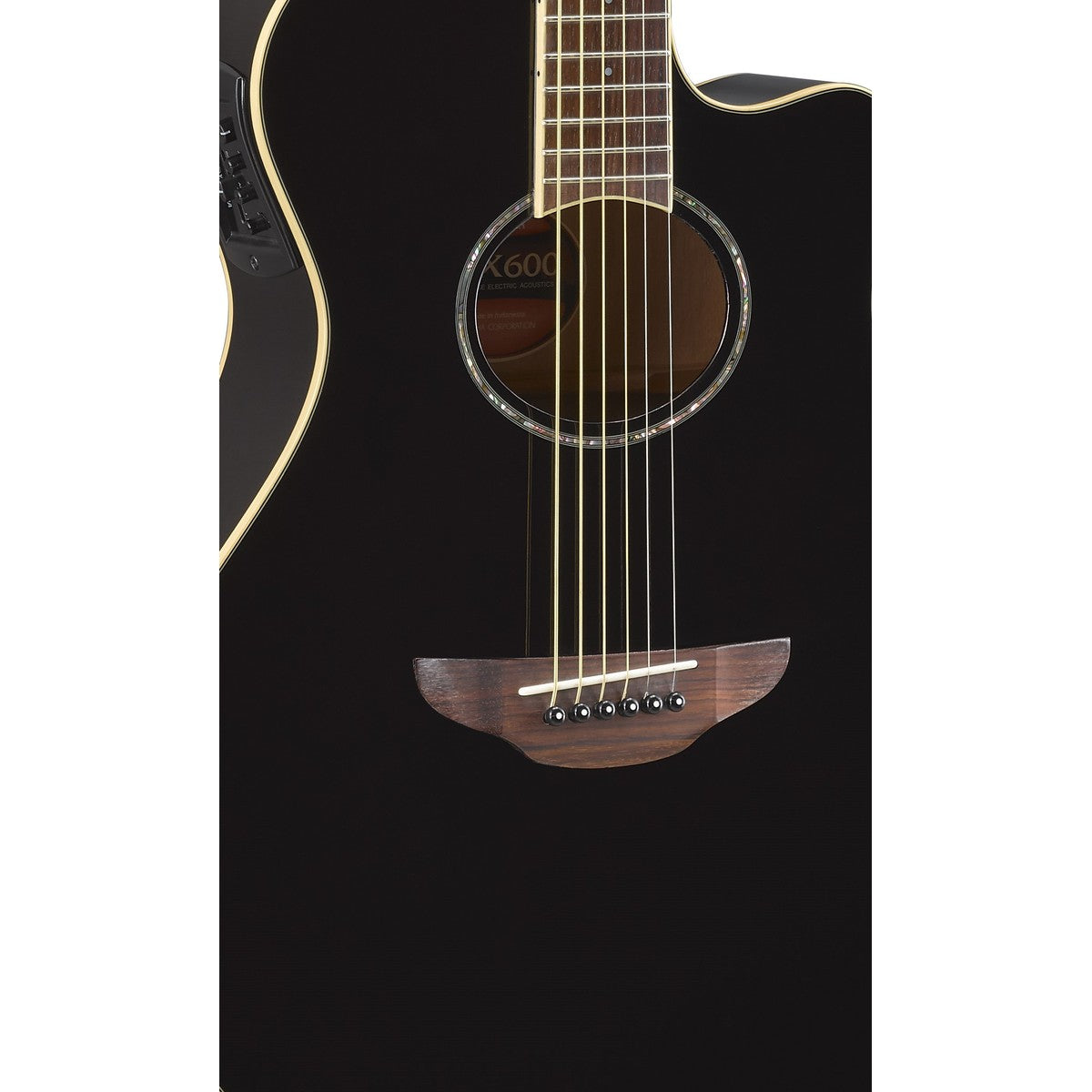 Guitarra Yamaha APX600 negra detalle cuerpo y tarraja | Armonía Musical México
