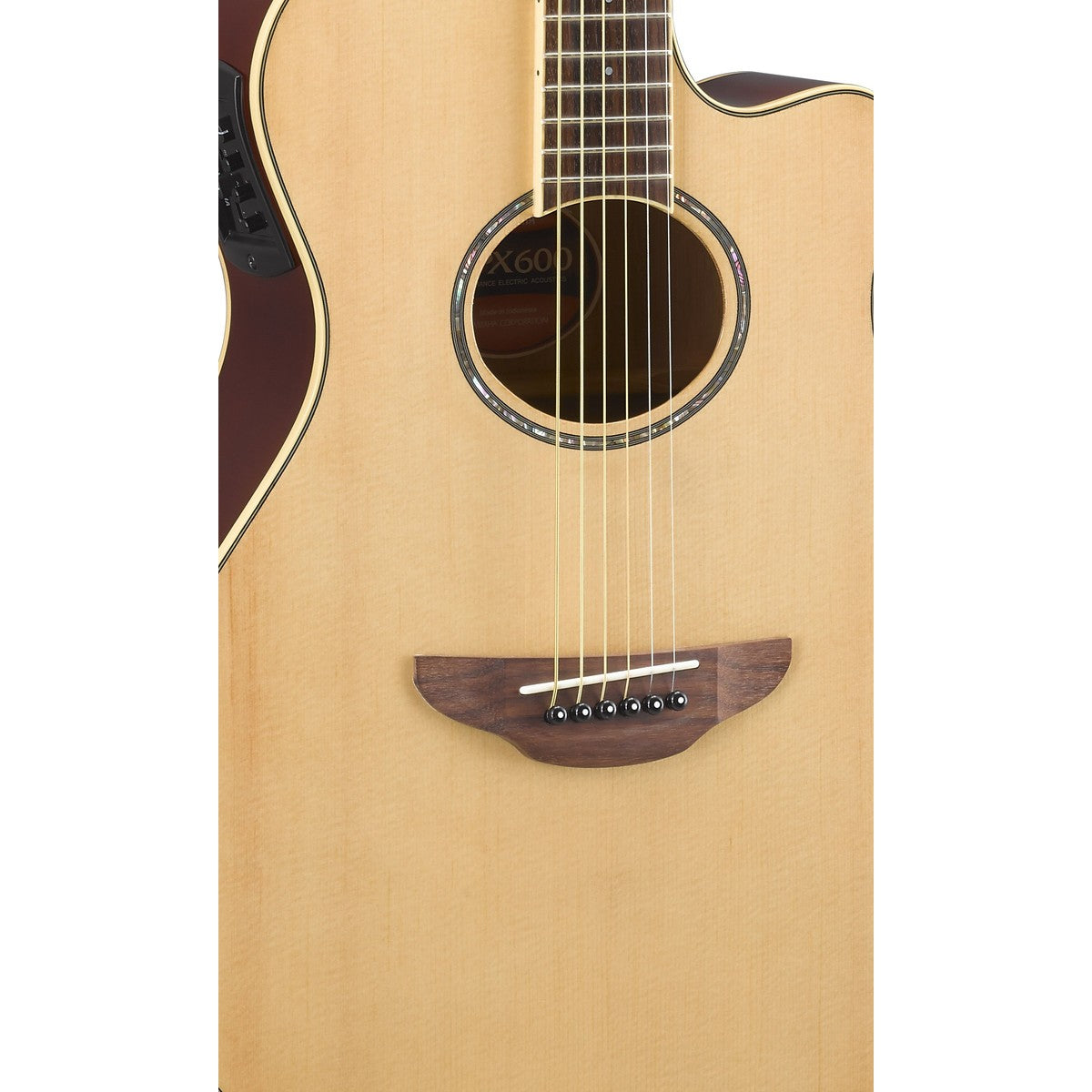 Guitarra Yamaha APX600 natural detalle cuerpo y tarraja | Armonía Musical México
