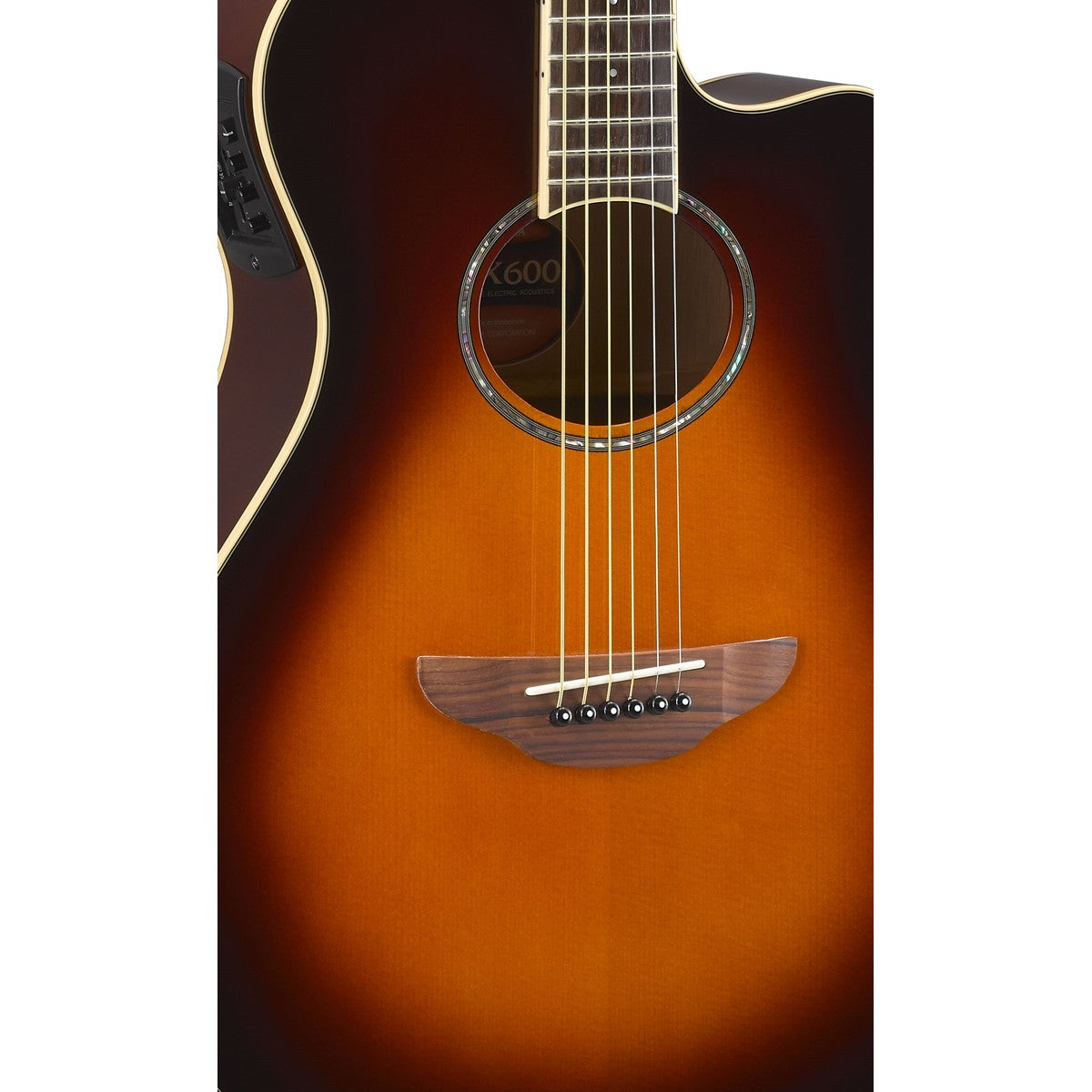 Guitarra Yamaha APX600 old violin sunburst detalle cuerpo y tarraja | Armonía Musical México