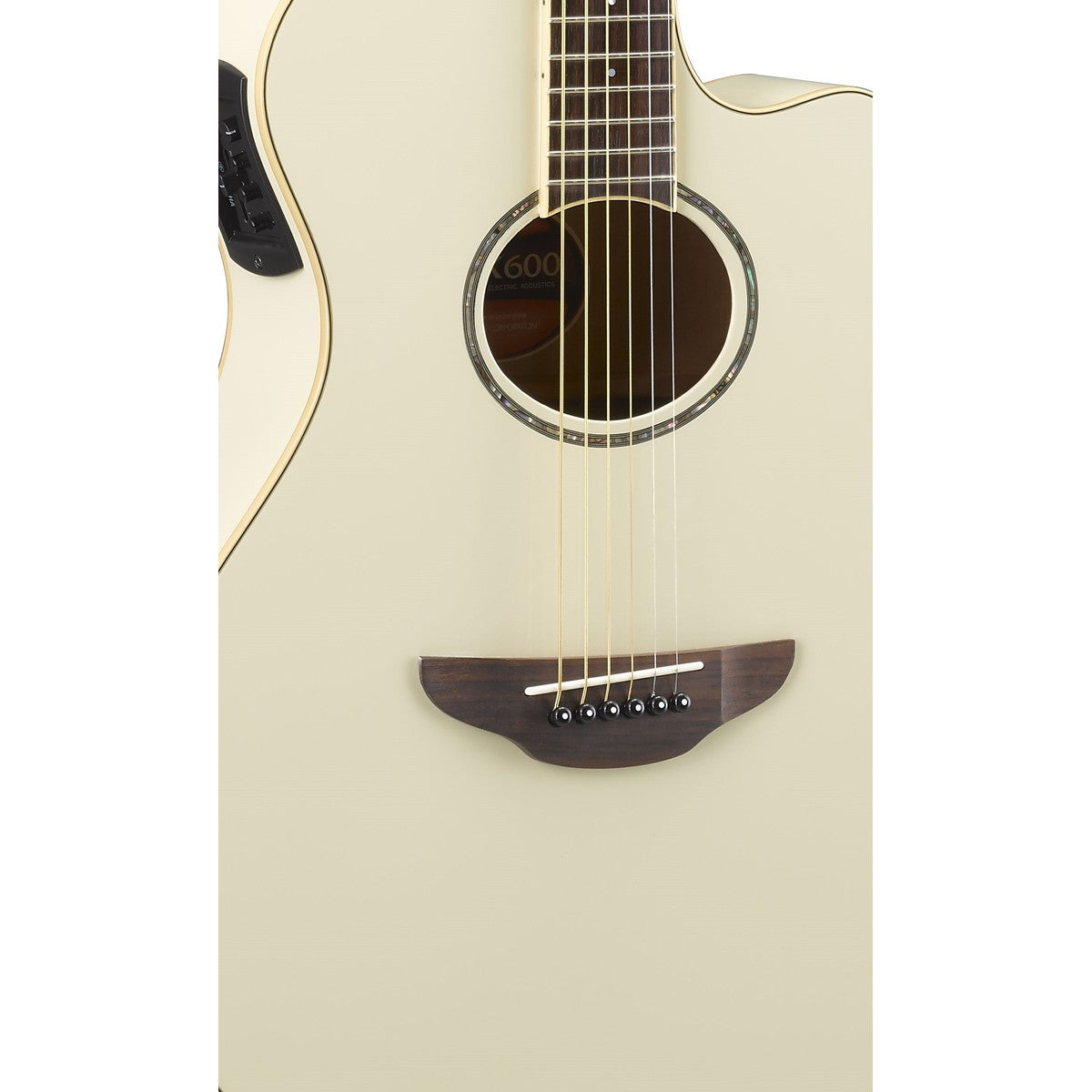 Guitarra Yamaha APX600 vintage white detalle cuerpo y tarraja | Armonía Musical México
