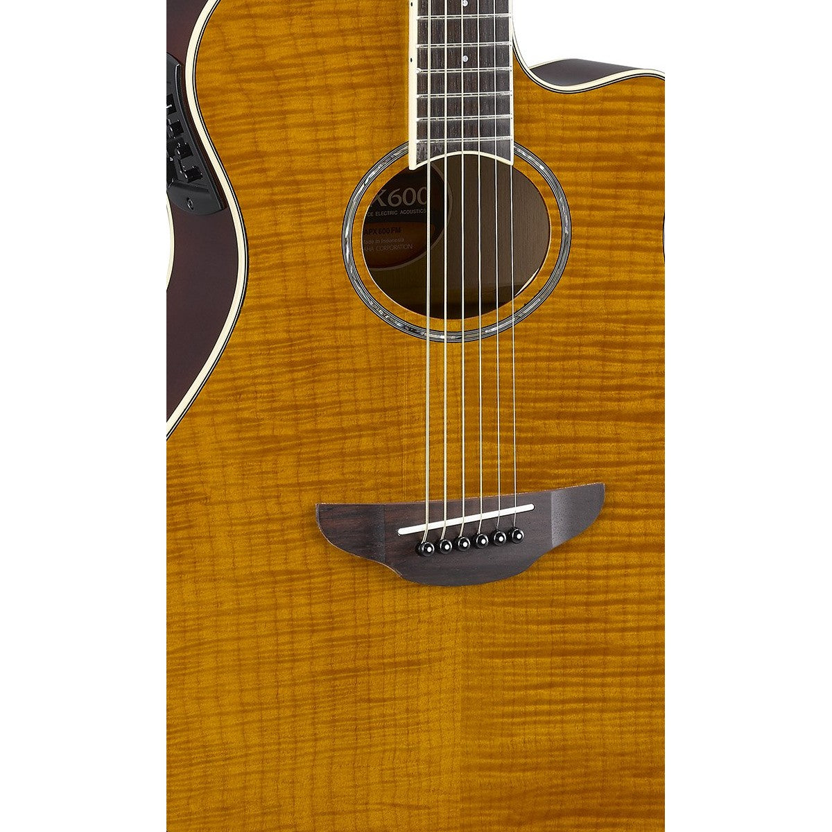 Guitarra Yamaha APX600FM ámbar detalle cuerpo y tarraja | Armonía Musical México