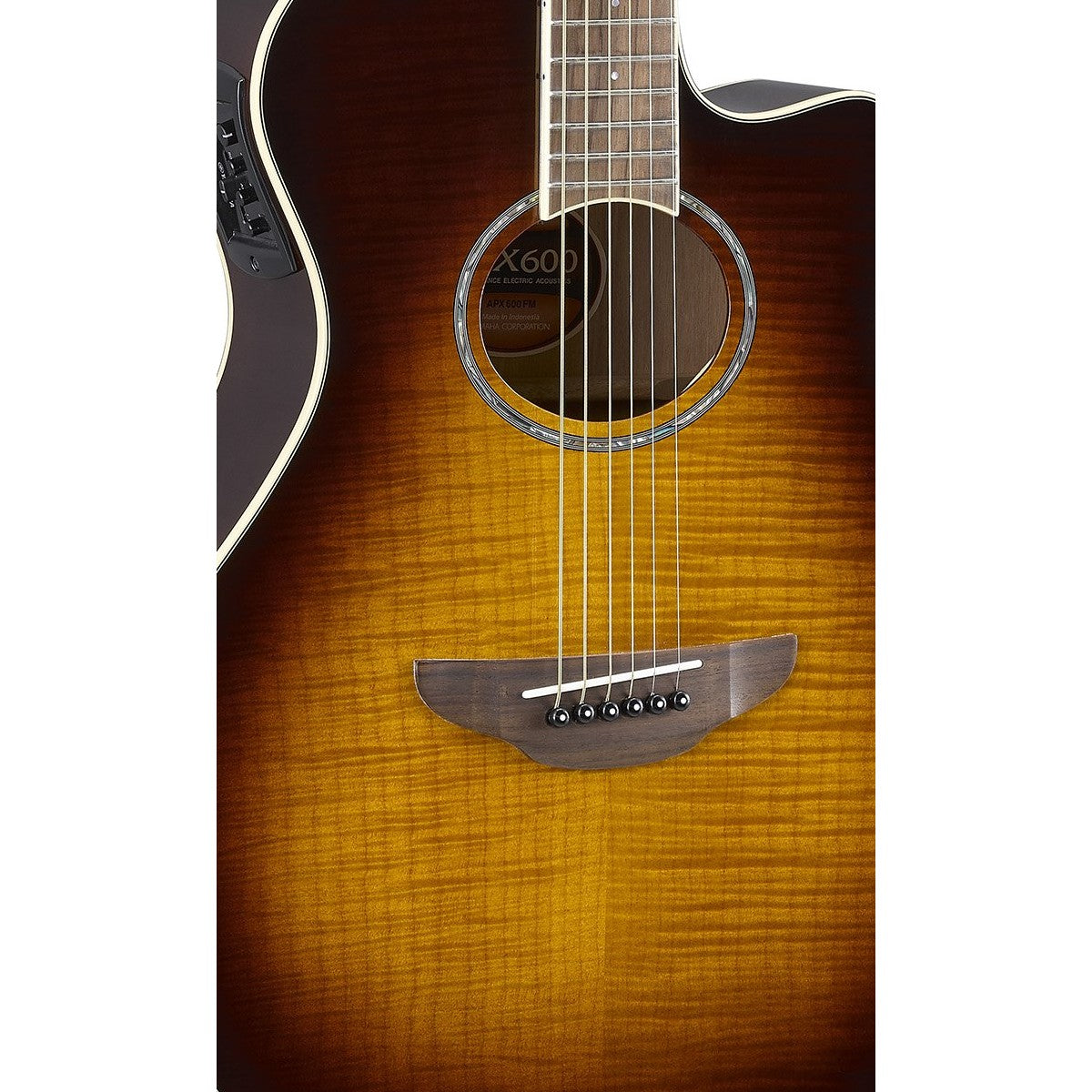 Guitarra Yamaha APX600FM tobacco brown detalle cuerpo y tarraja | Armonía Musical México