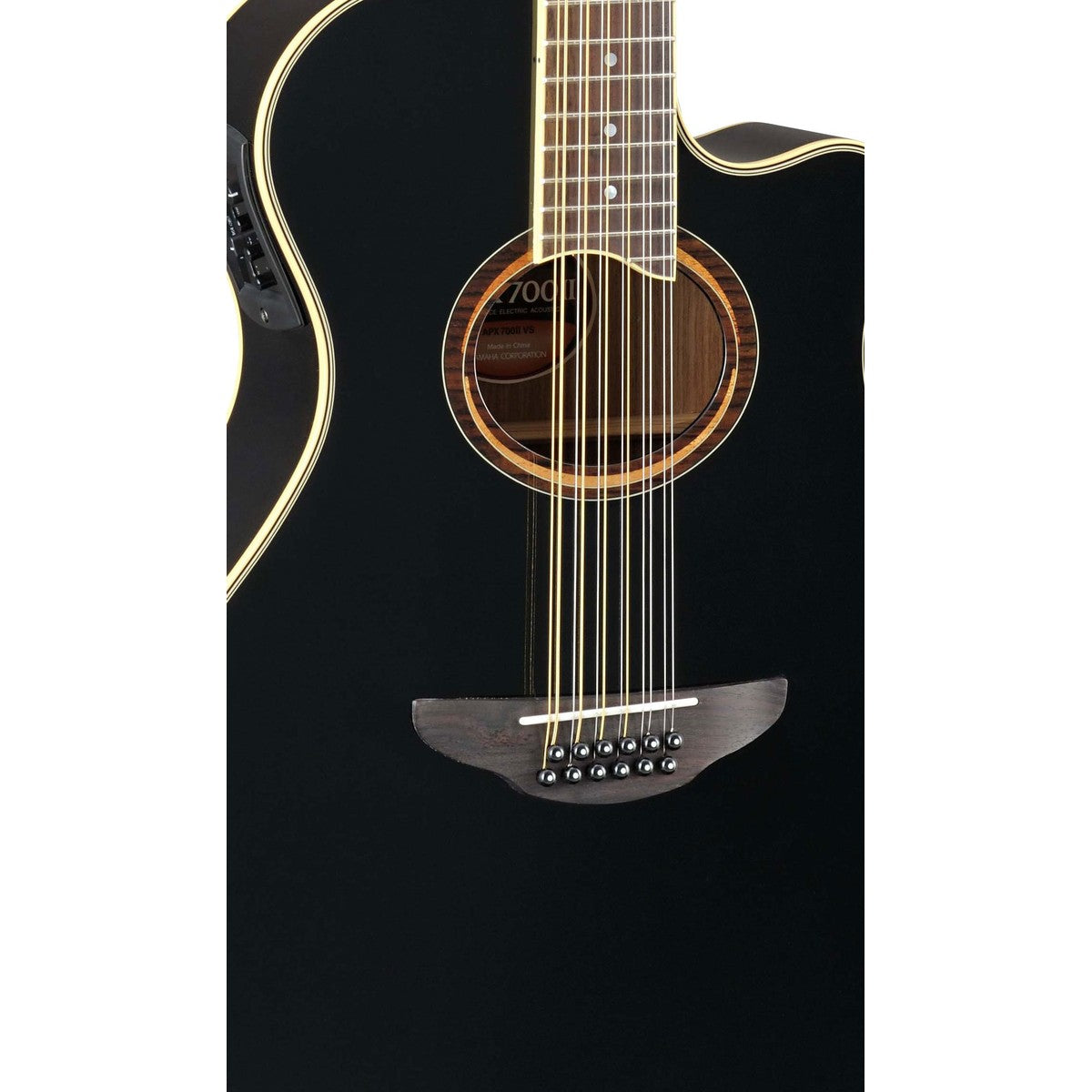 Guitarra Yamaha APX700II-12 negra detalle cuerpo y tarraja | Armonía Musical México