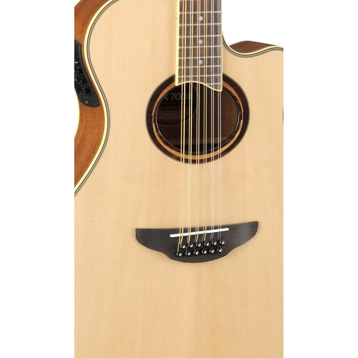 Guitarra Yamaha APX700II-12 natural detalle cuerpo y tarraja | Armonía Musical México