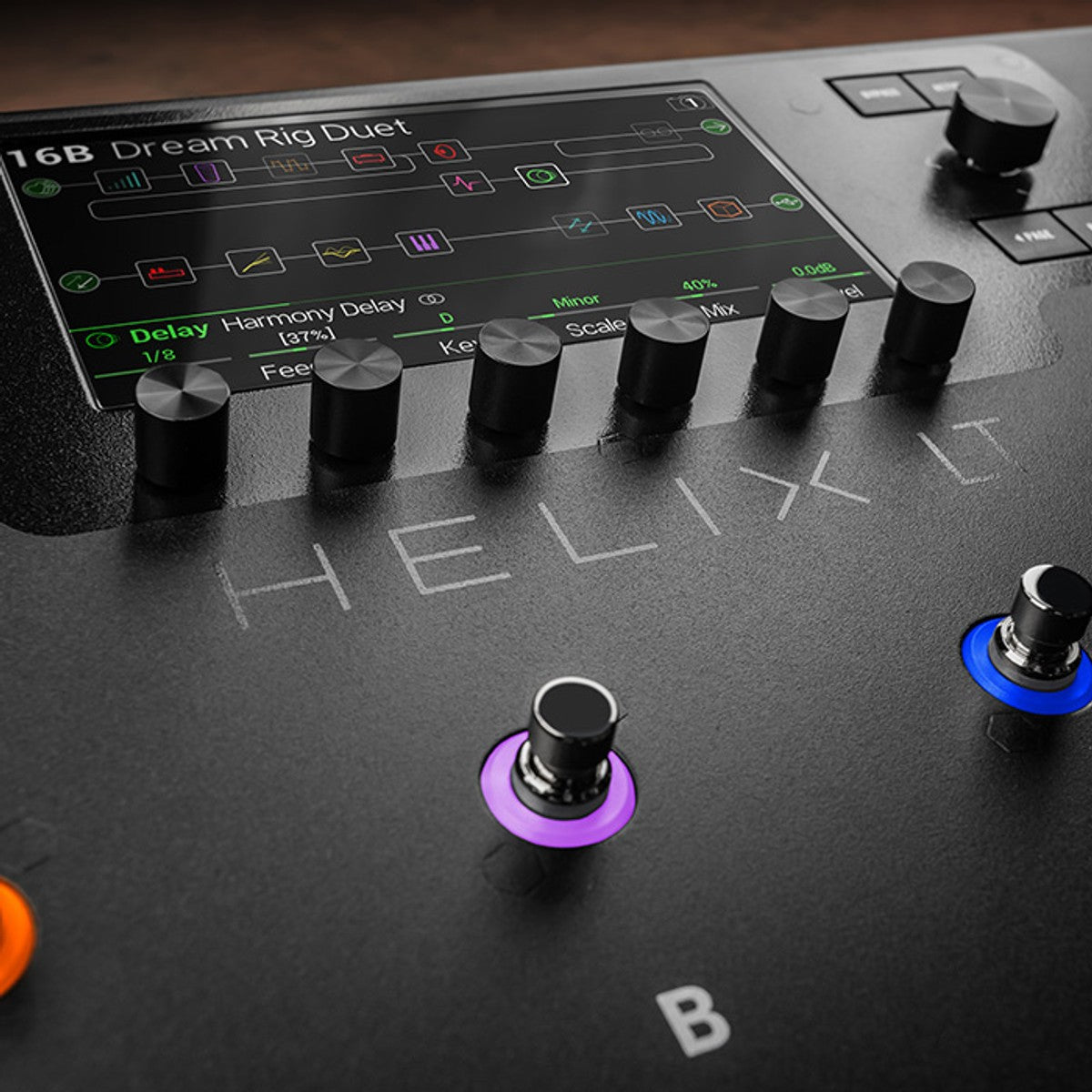 Pedalera multiefectos Line 6 Helix LT procesador de guitarra detalle en uso | Armonía Musical México