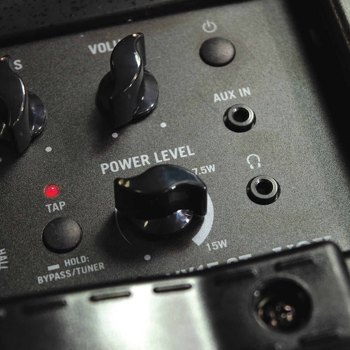 VOX Amplificador Vox VX15 GT Para Guitarra 15W Negro en escenario – Bocinas y Audio | Armonía Musical México
