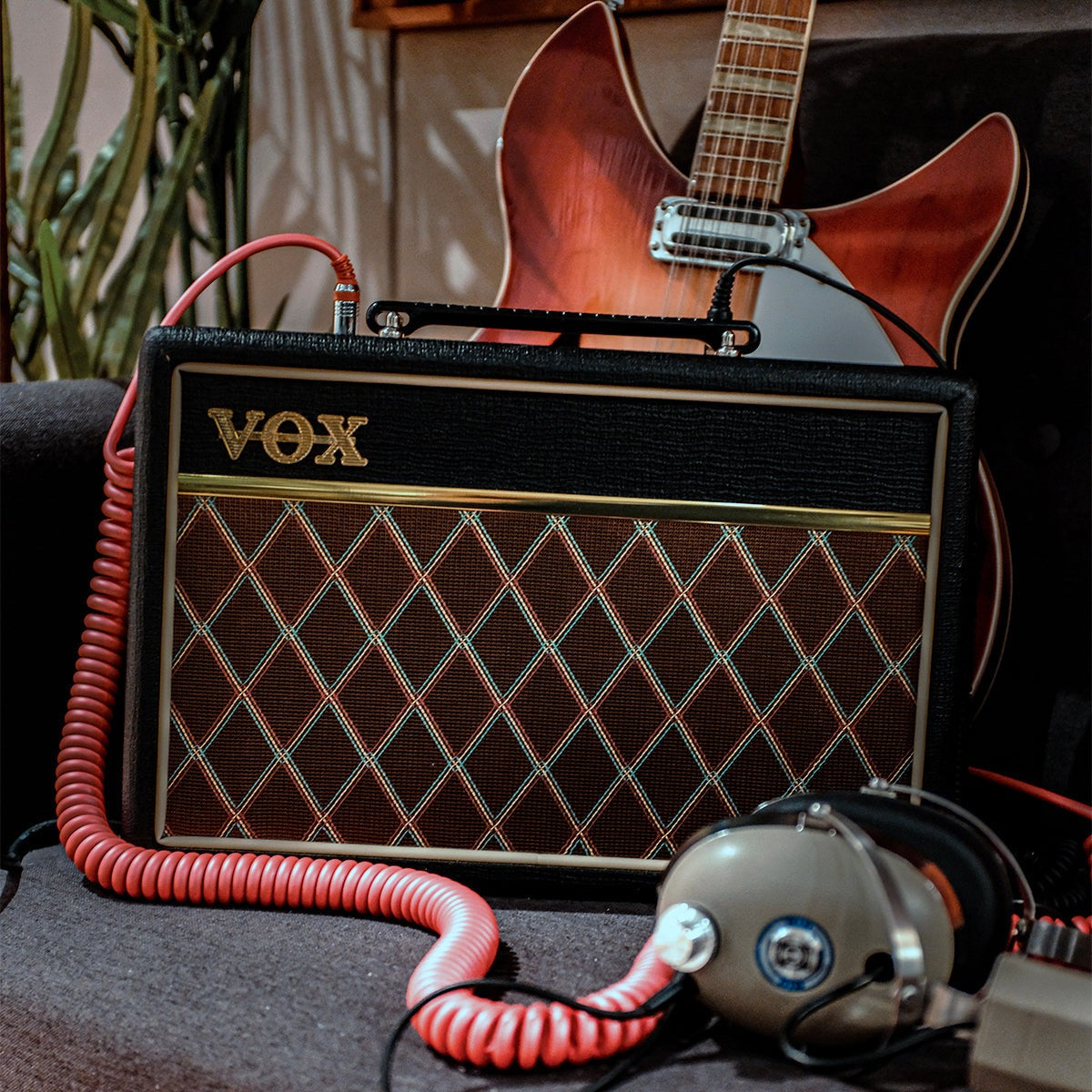 VOX Amplificador Vox Pathfinder V9106 Para Guitarra 10W Negro en escenario – Bocinas y Audio | Armonía Musical México