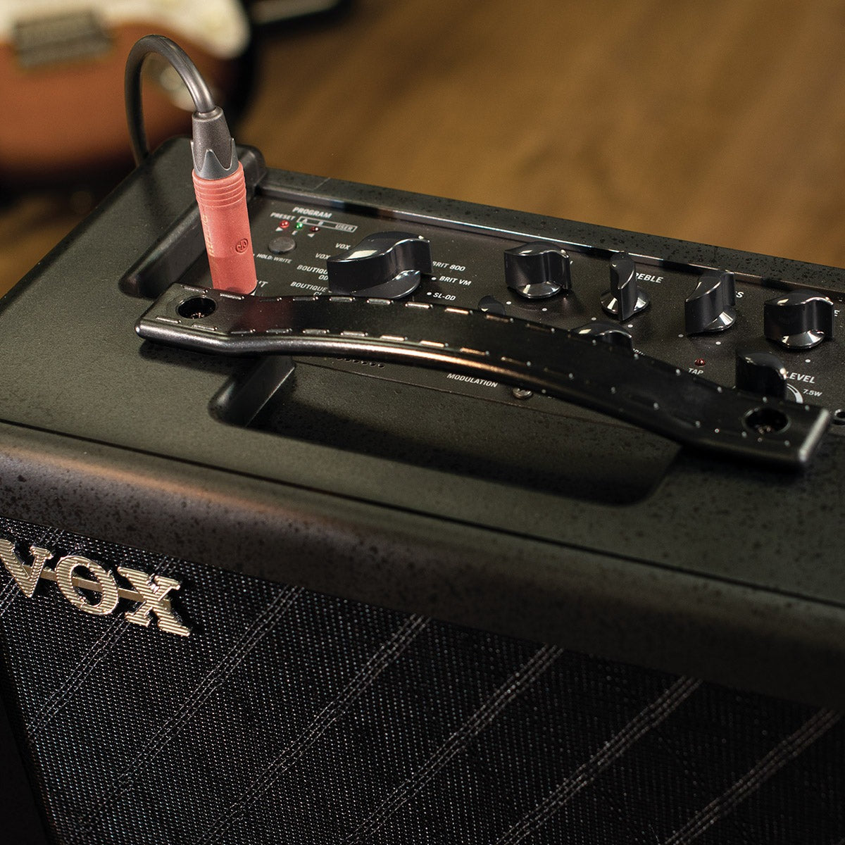 VOX Amplificador Vox VX15 GT Para Guitarra 15W Negro detalle controles – Bocinas y Audio | Armonía Musical México