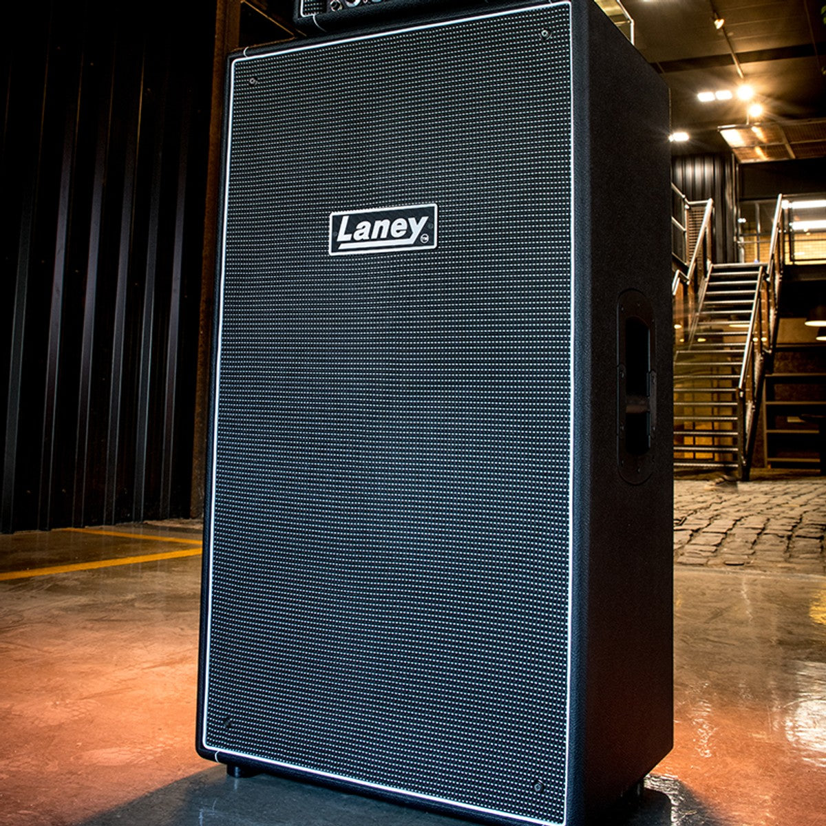 Laney DBV810-4 en uso – gabinete de bajo | Armonía Musical México