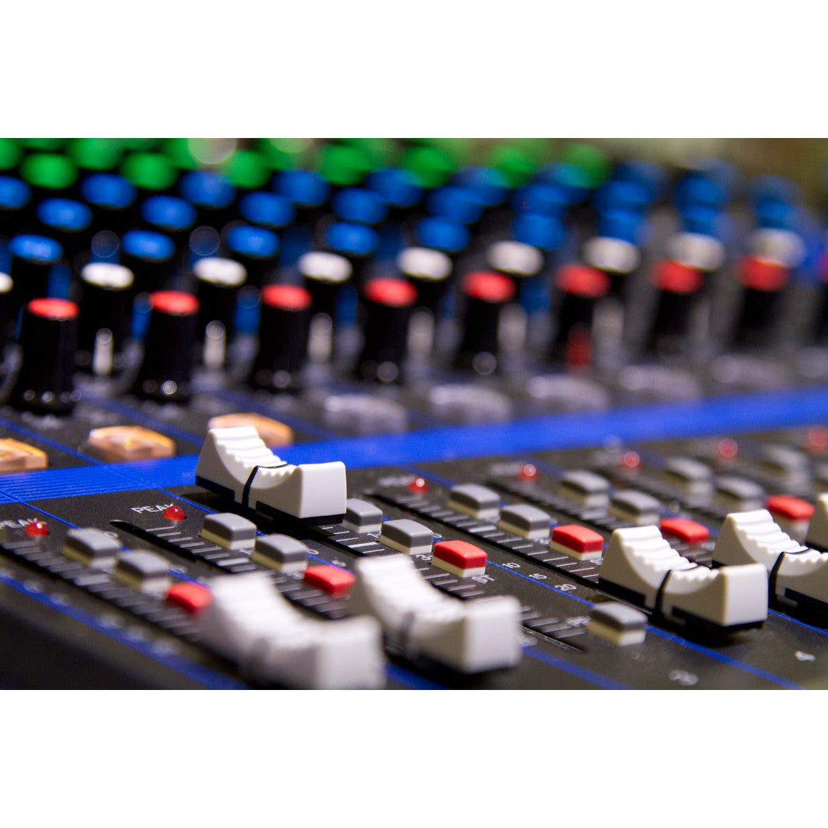 Mezcladora Yamaha MG16XCV detalle faders y perillas | Armonía Musical México
