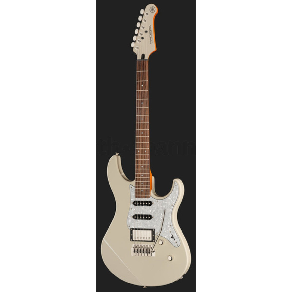Guitarra eléctrica Yamaha PAC612VIIX Pacifica Vintage White vista en ángulo | Armonía Musical México
