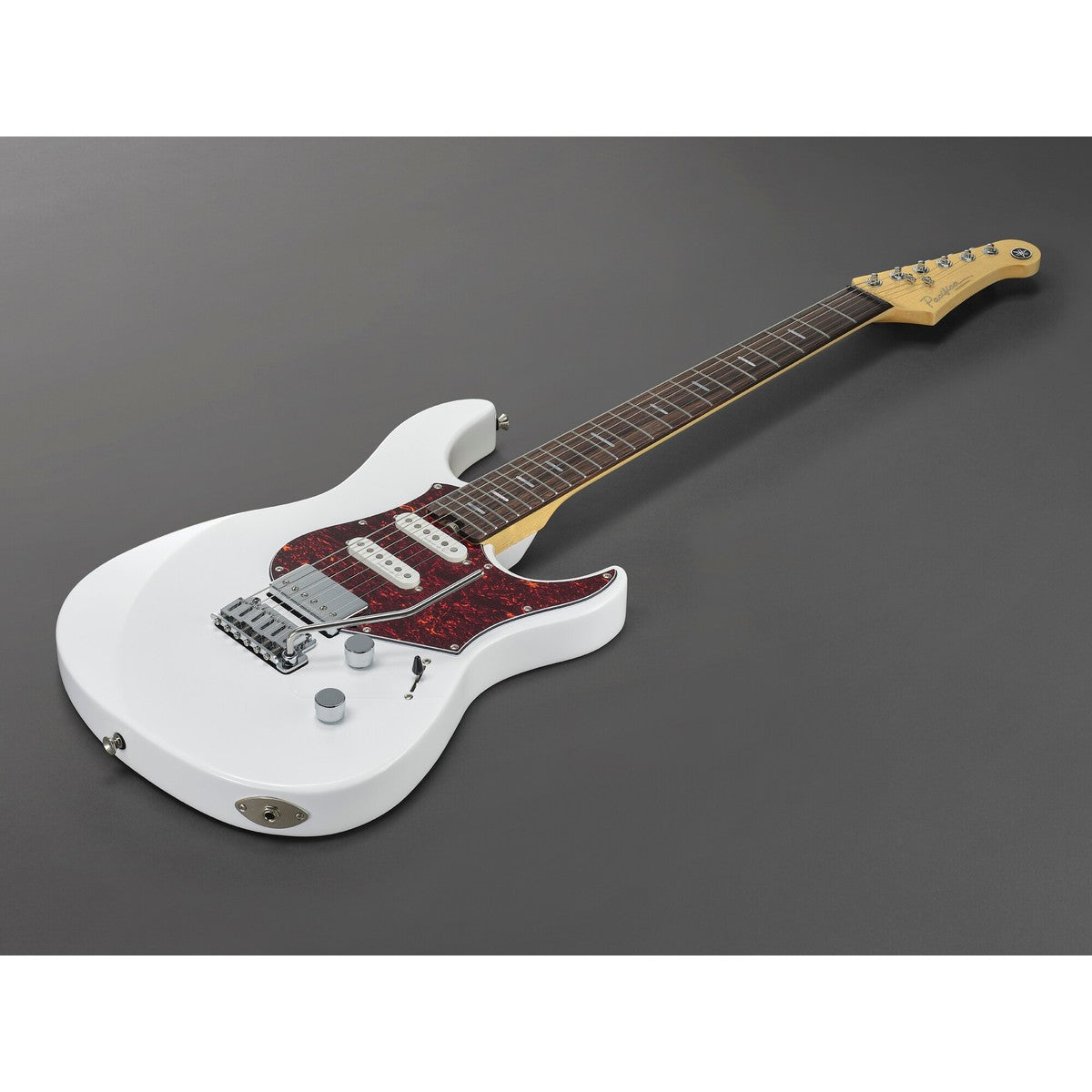 Guitarra eléctrica Yamaha PACP12 Pacifica Professional Shell White vista completa en ángulo | Armonía Musical México
