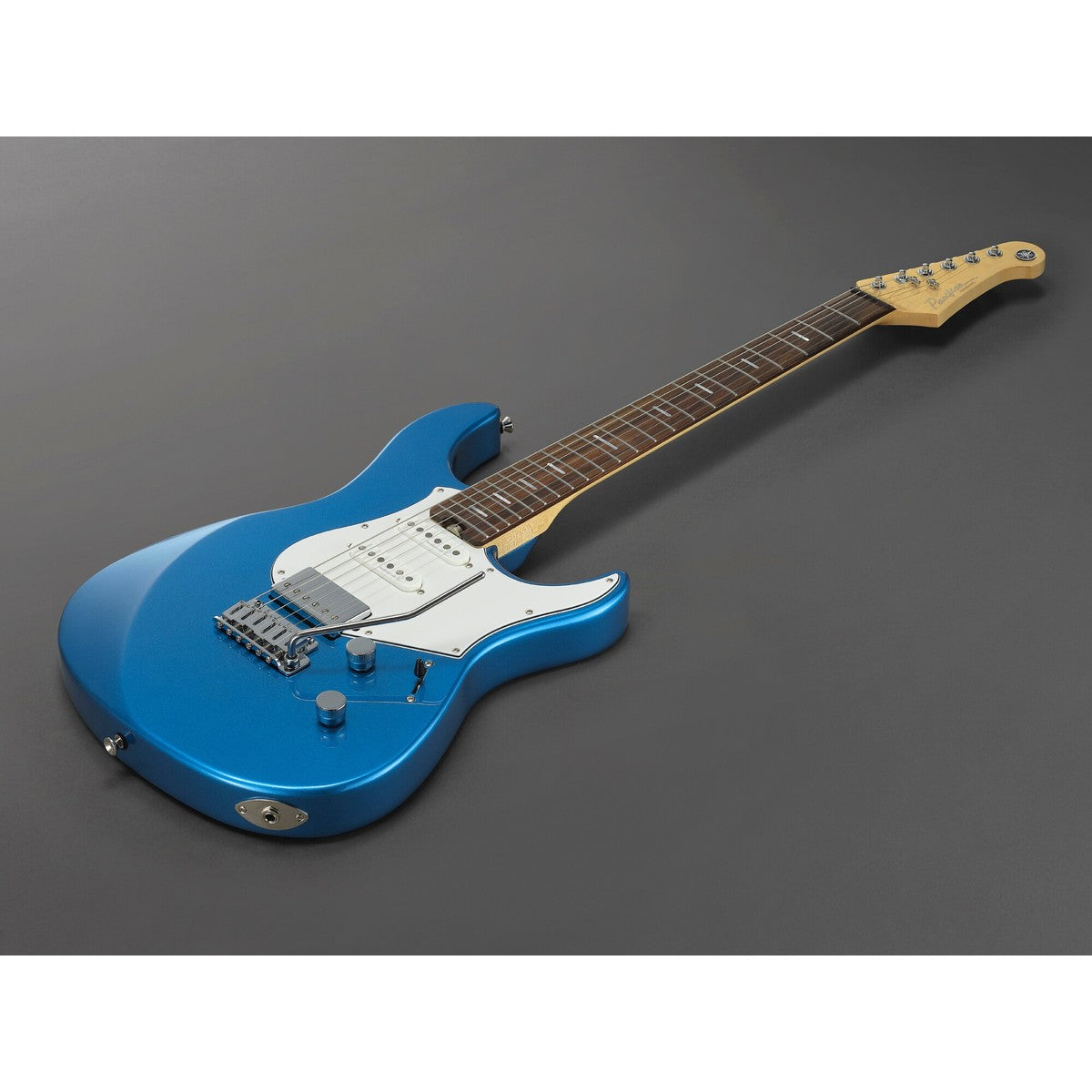 Guitarra eléctrica Yamaha PACP12 Pacifica Professional Sparkle Blue vista completa en ángulo | Armonía Musical México