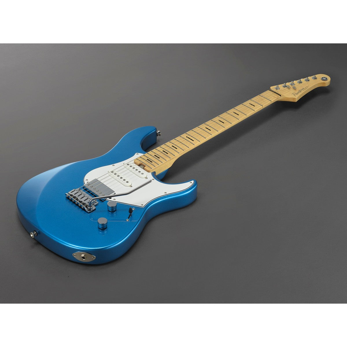 Guitarra eléctrica Yamaha PACP12M Pacifica Professional maple Sparkle Blue vista completa en ángulo | Armonía Musical México