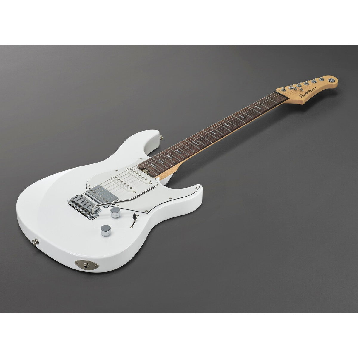 Guitarra eléctrica Yamaha PACS+12 Pacifica Standard Plus Shell White vista completa en ángulo | Armonía Musical México
