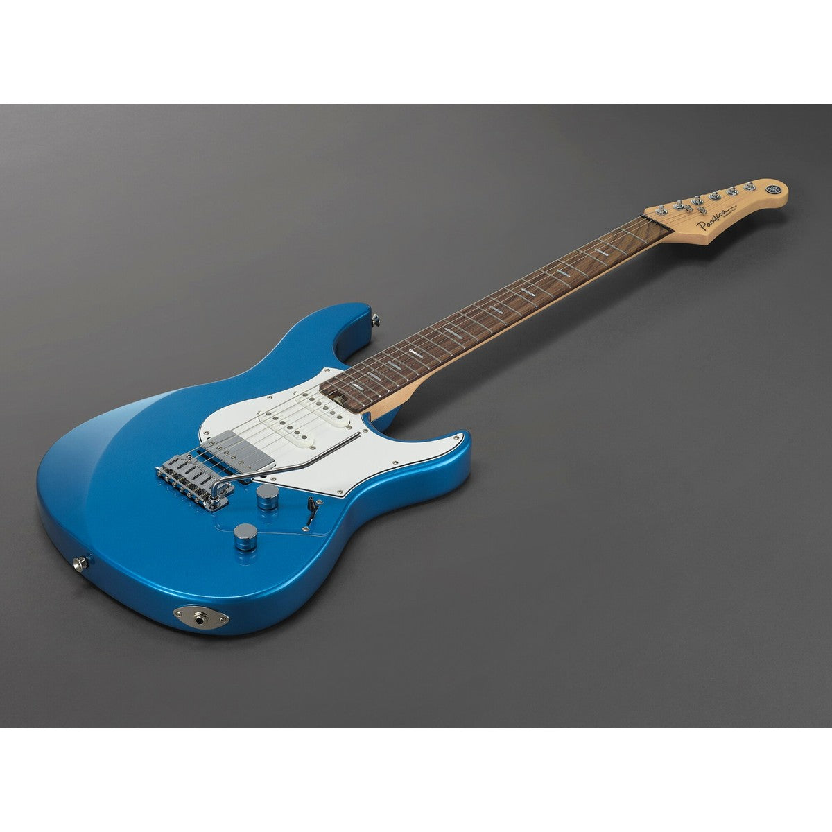 Guitarra eléctrica Yamaha PACS+12 Pacifica Standard Plus Sparkle Blue vista completa en ángulo | Armonía Musical México