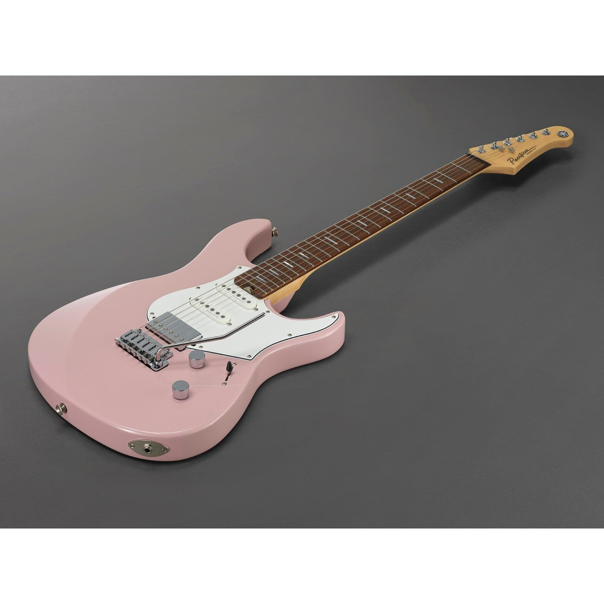 Guitarra eléctrica Yamaha PACS+12 Pacifica Standard Plus Ash Pink vista completa en ángulo | Armonía Musical México