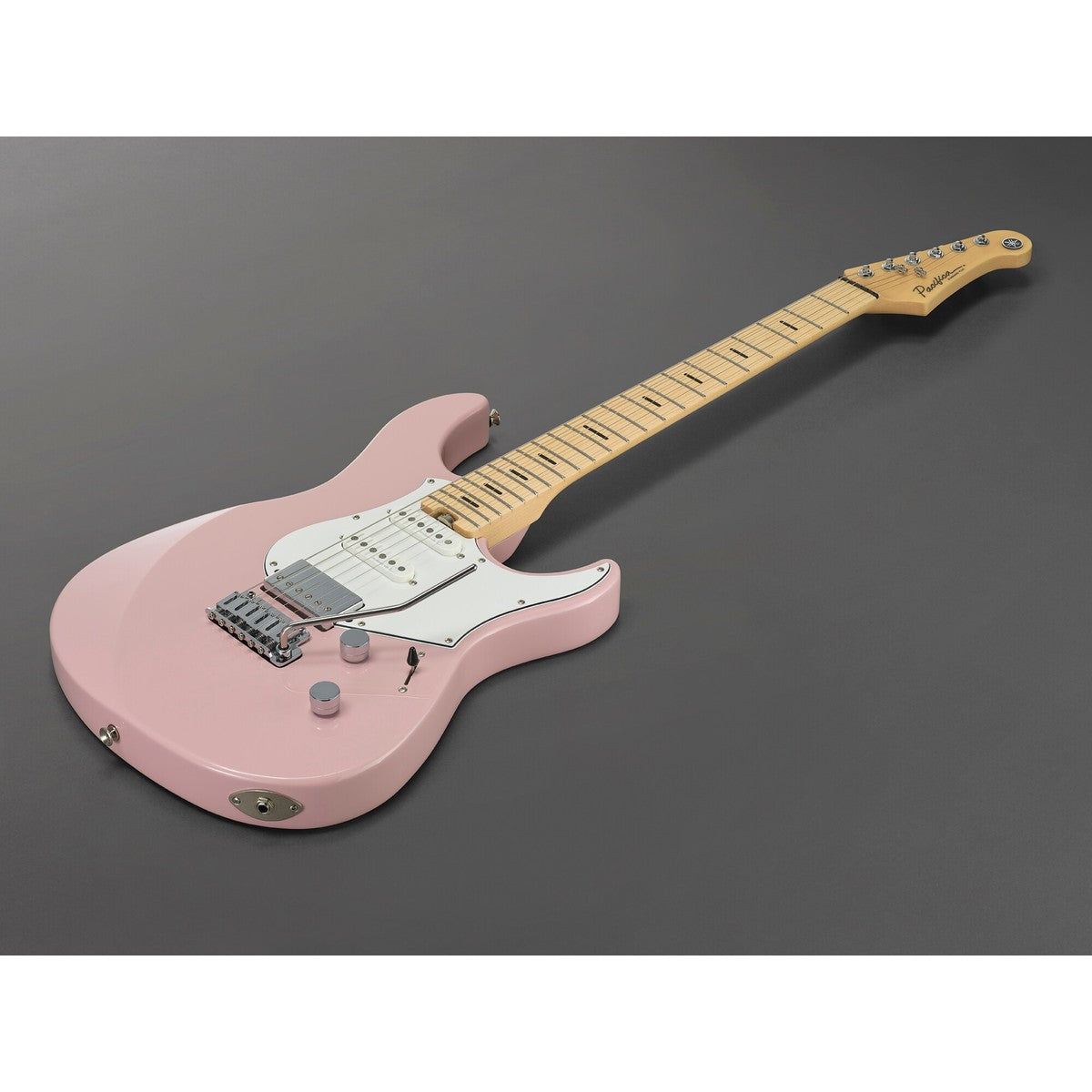 Guitarra eléctrica Yamaha PACS+12M Pacifica Standard Plus maple Ash Pink vista completa en ángulo | Armonía Musical México