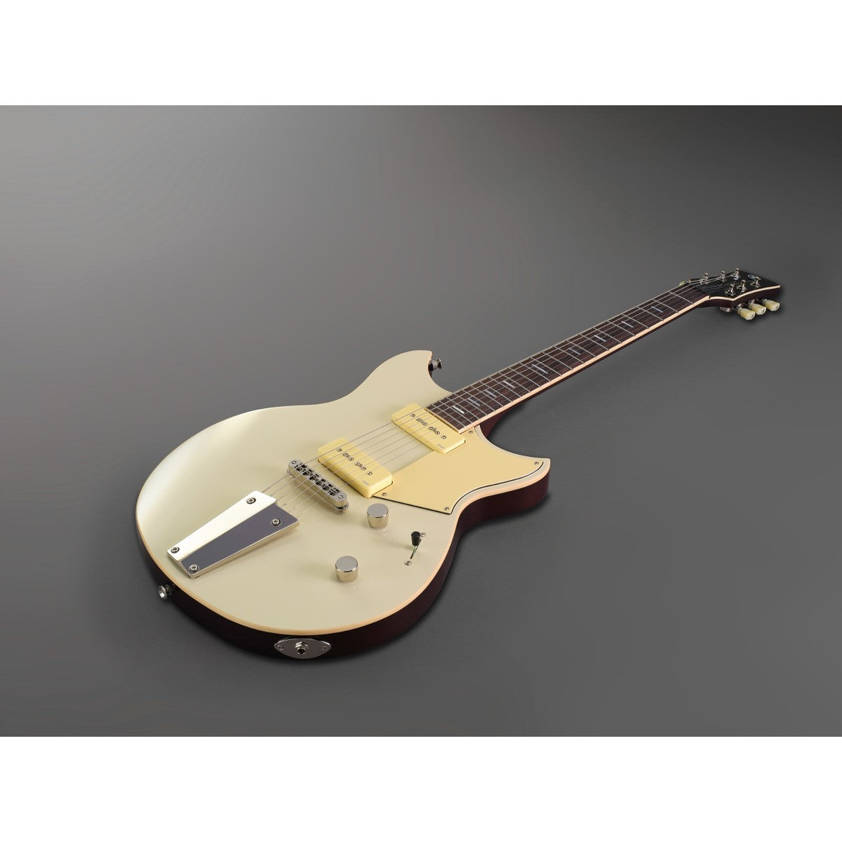 Guitarra eléctrica Yamaha Revstar RSS02T P90 Vintage White vista en ángulo | Armonía Musical México