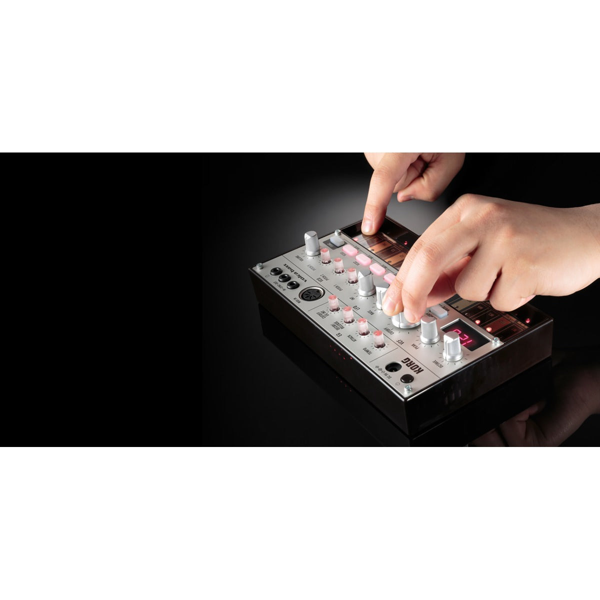 Korg volca bass detalle panel | Armonía Musical México