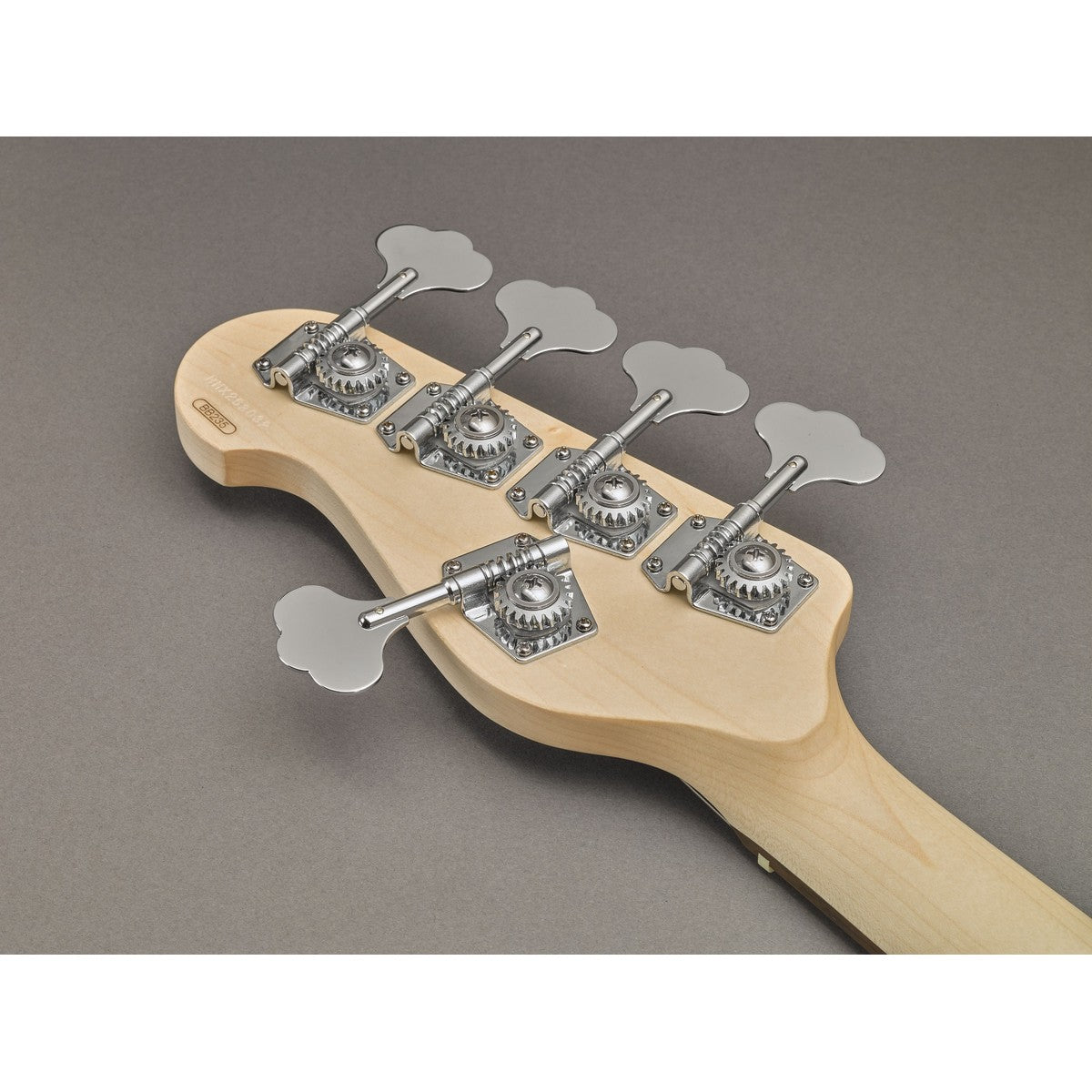 Bajo eléctrico Yamaha BB235 5 cuerdas negro detalle clavijero y afinadores | Armonía Musical México