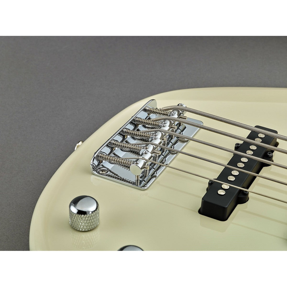 Bajo eléctrico Yamaha BB235 5 cuerdas vintage white detalle clavijero y afinadores | Armonía Musical México