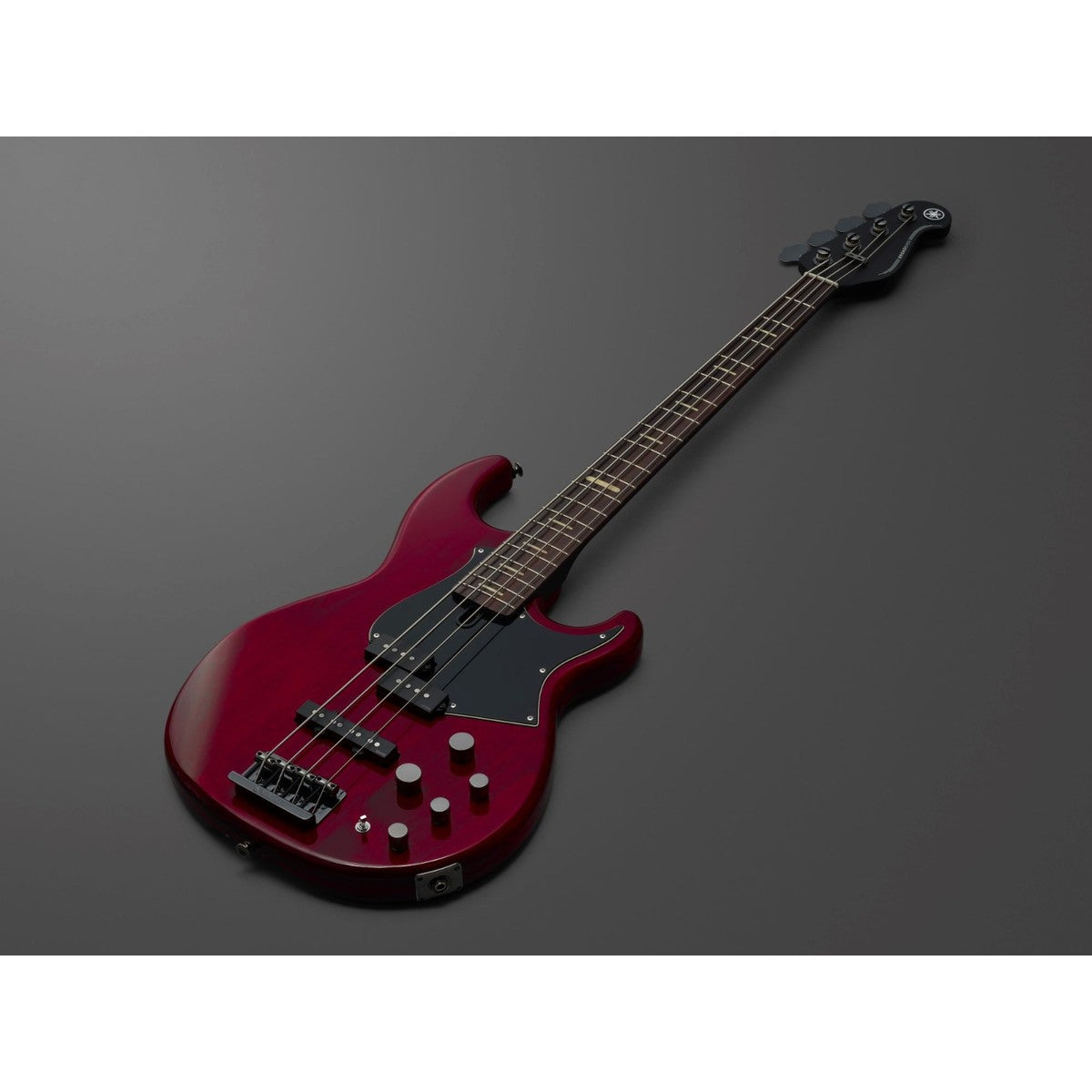 Bajo eléctrico Yamaha BB734A fired red detalle cuerpo ambiente | Armonía Musical México