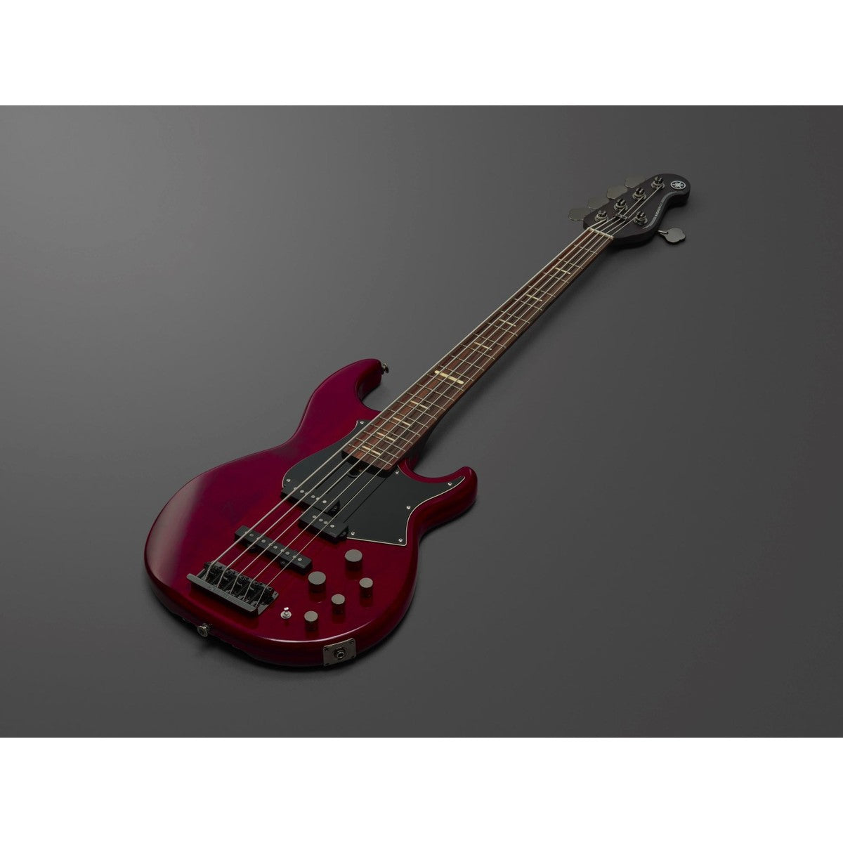 Bajo eléctrico Yamaha BB735A 5 cuerdas fired red detalle cuerpo ambiente | Armonía Musical México